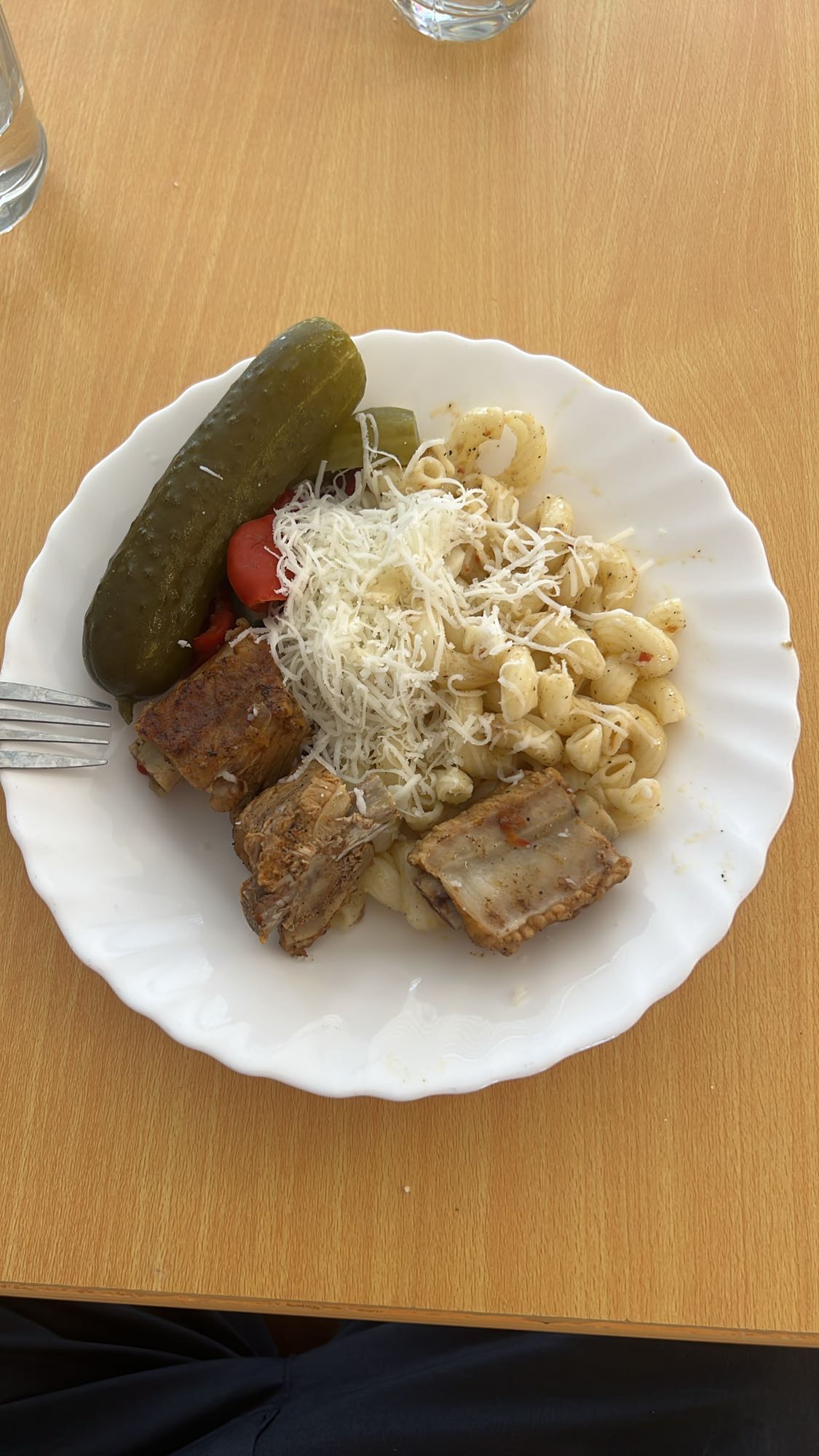 Paste cu coaste și murături