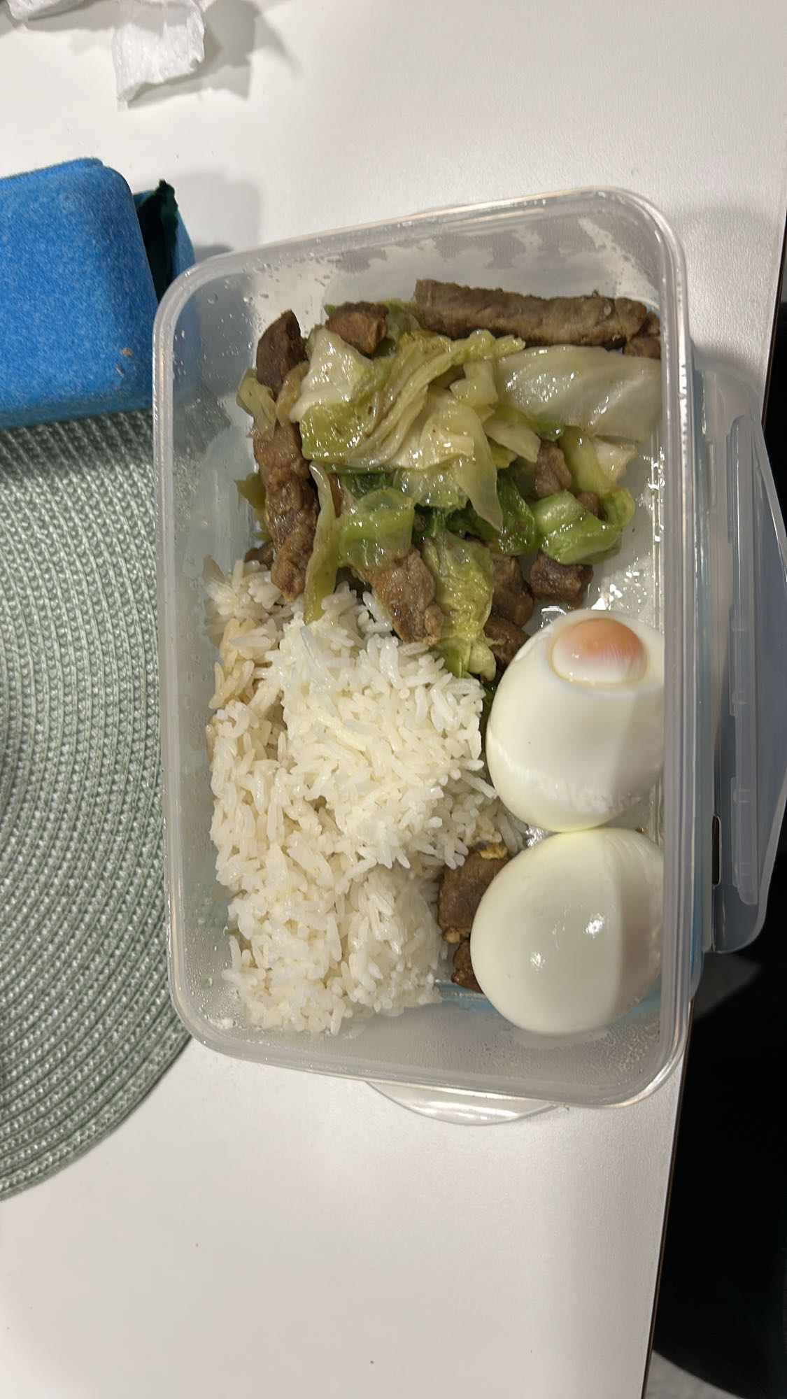 Ris, biff, kål og egg