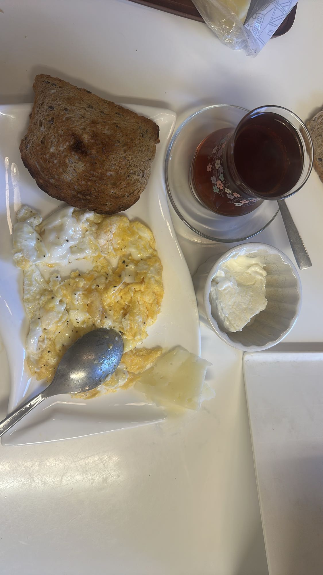 Frukost med ägg och bröd