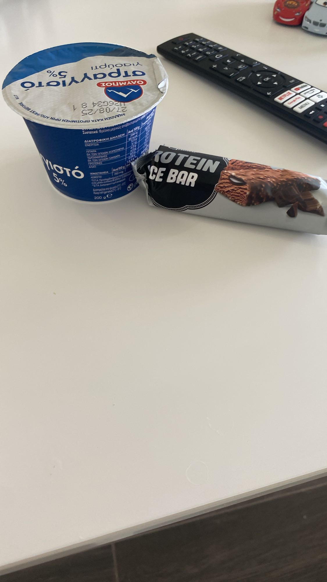 Iaurt și baton proteic