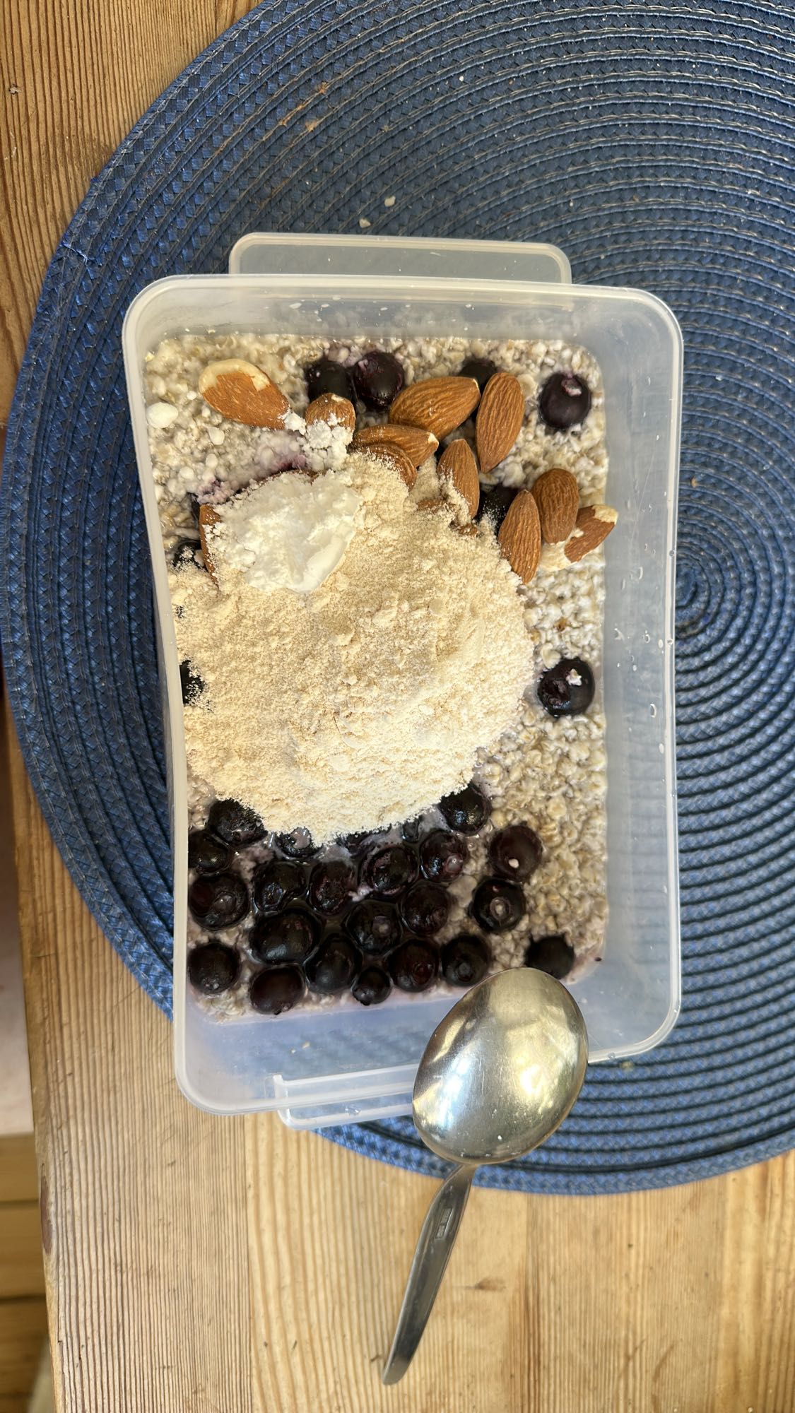 Havregrynsfrukost med bär