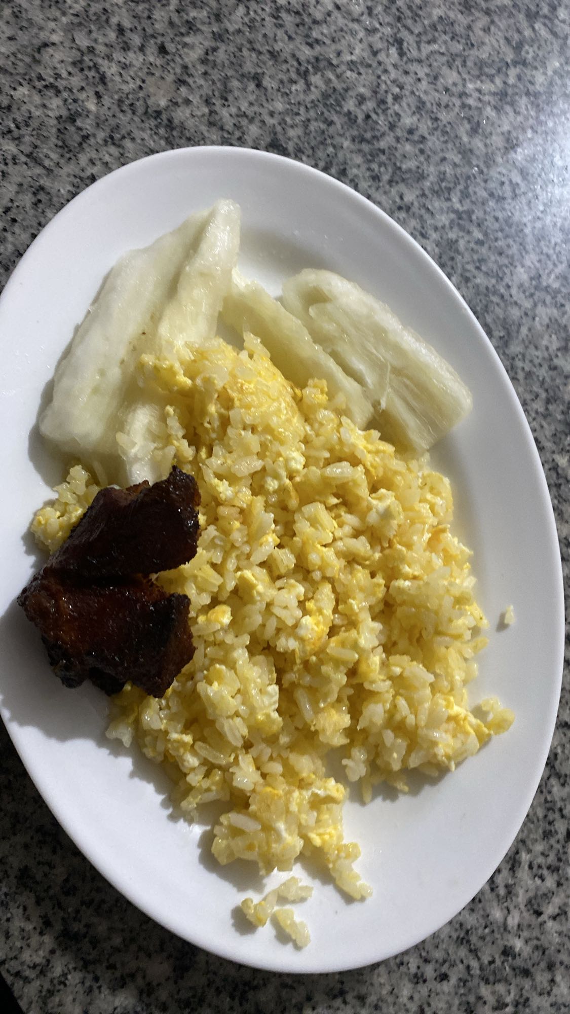 arroz con huevo, yuca y carne