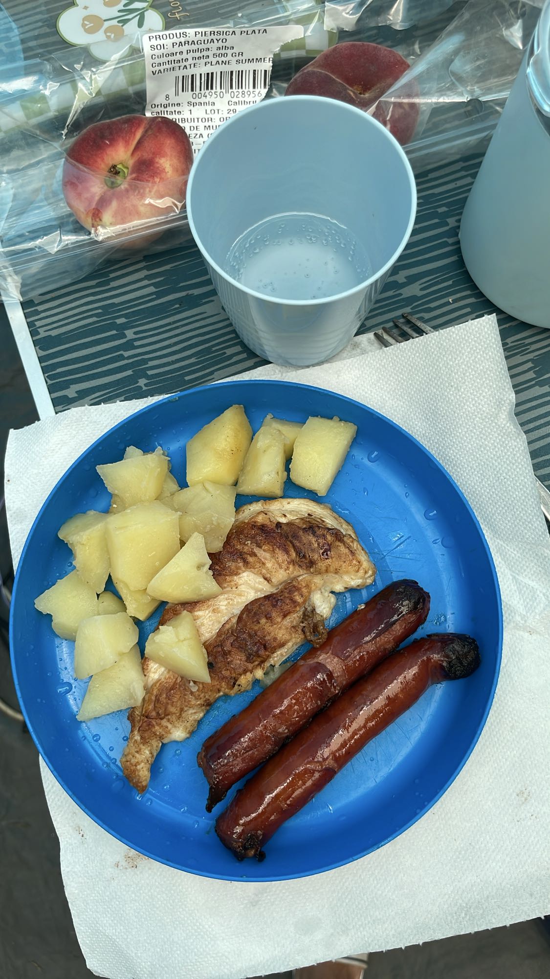 Piept, cartofi, crenvurști