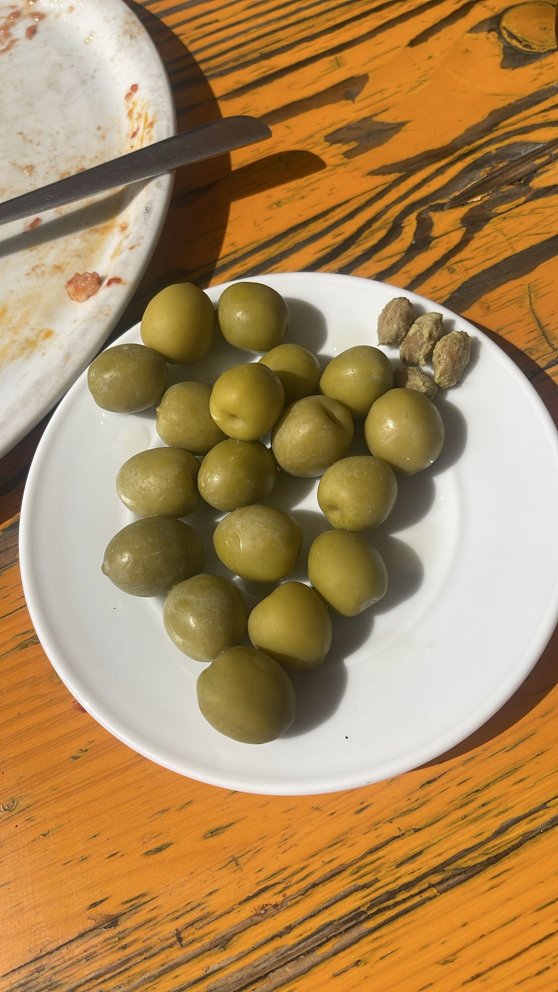 Gröna oliver på fat