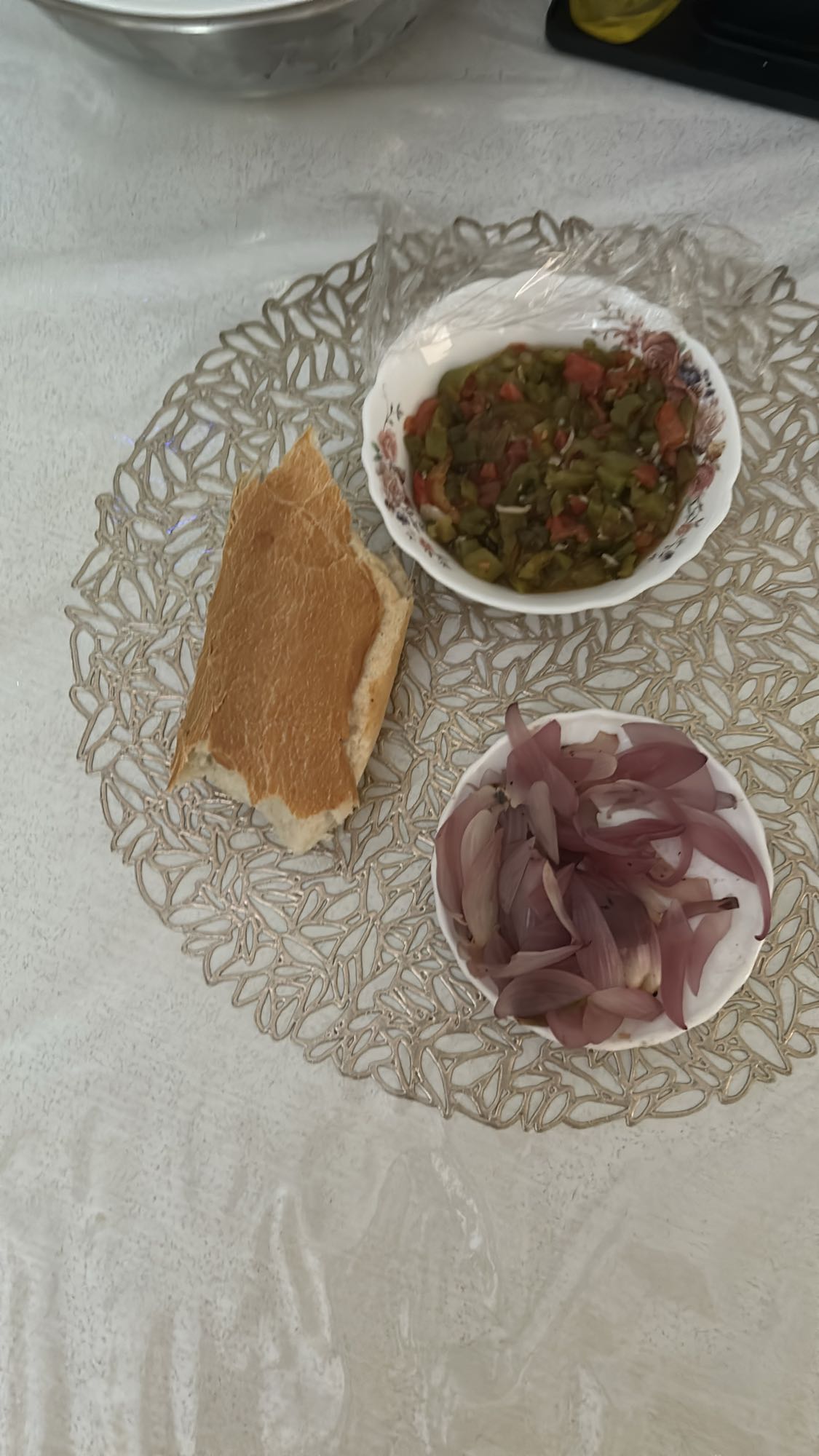 Pain, salade de poivrons, oignon