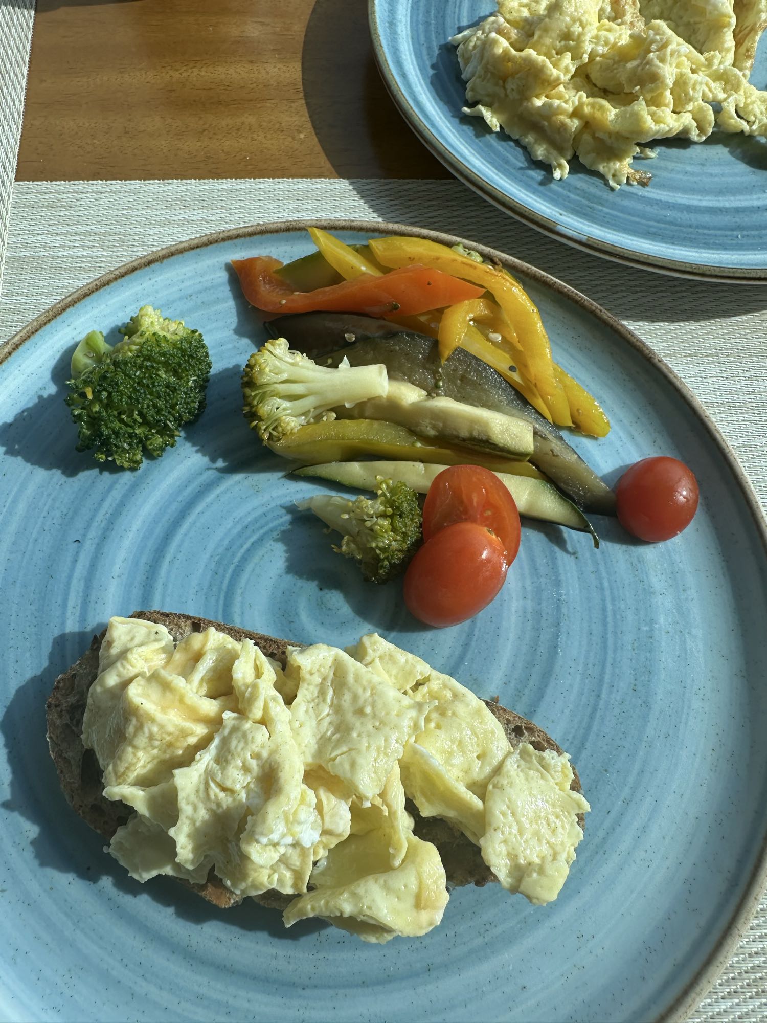 Tostada con huevo y verduras