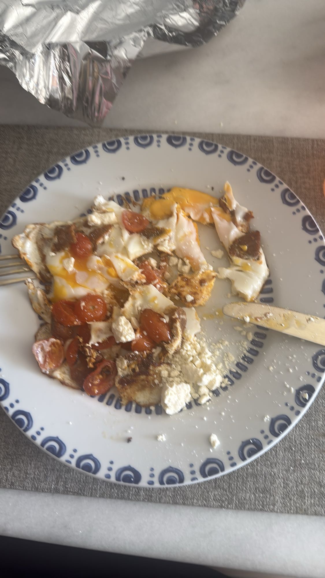 Huevos con tomate y queso