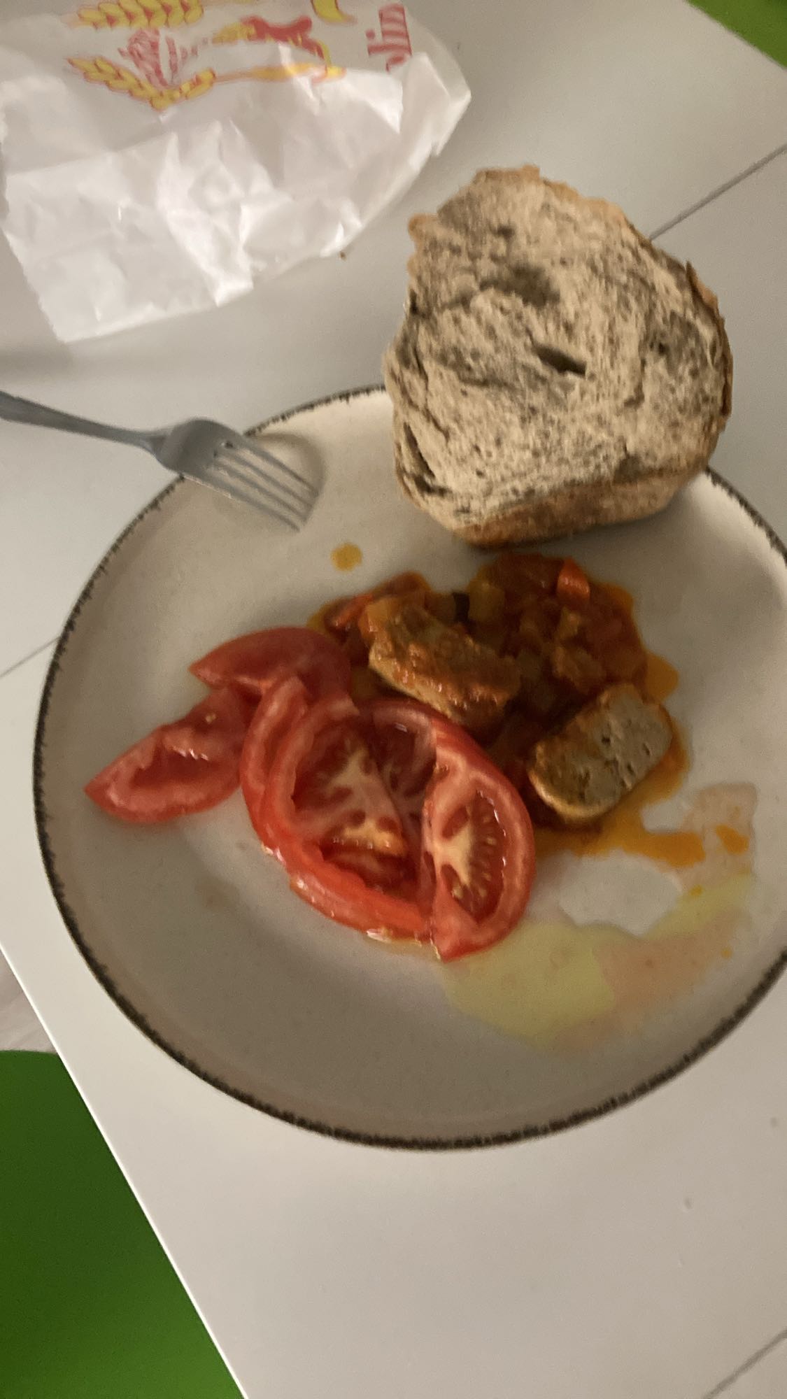 Korv med bröd och tomat