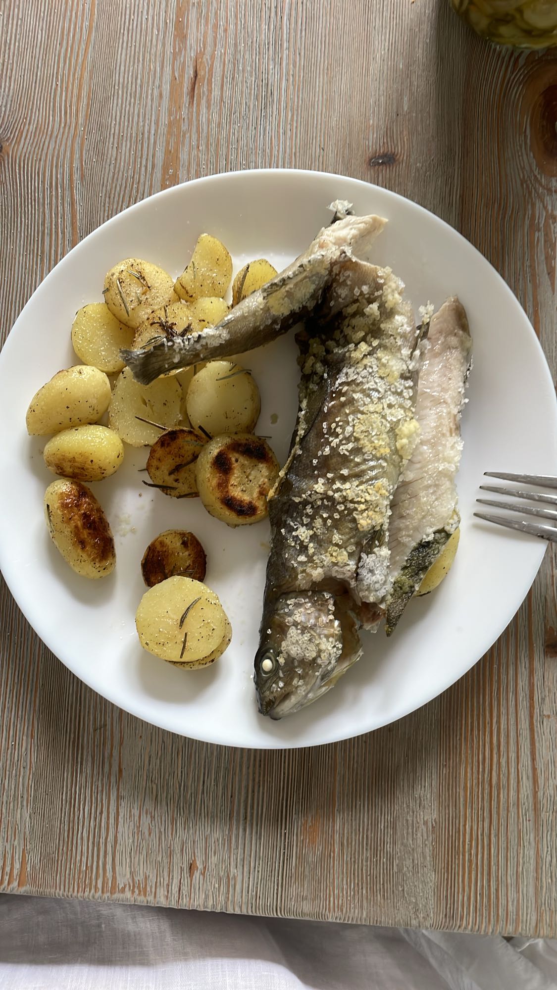 Pieczony pstrąg z ziemniakami