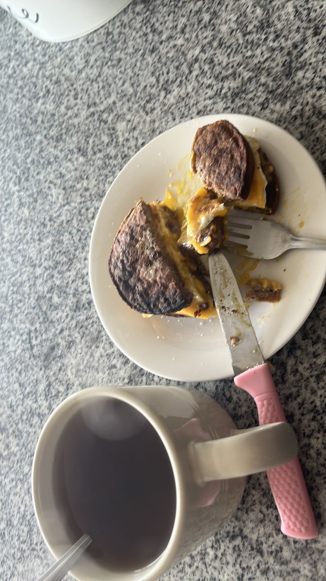 sándwich con huevo y café