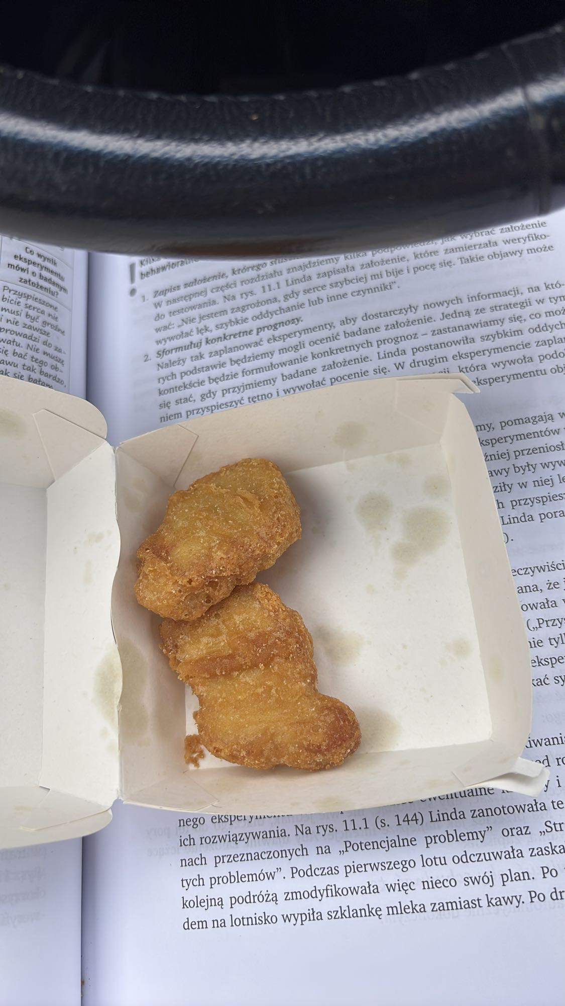 sześć nuggetsów z kurczaka