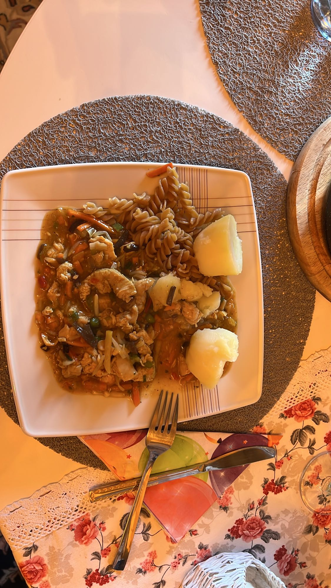 Pierś z indyka z warzywami i makaronem z soczewicy