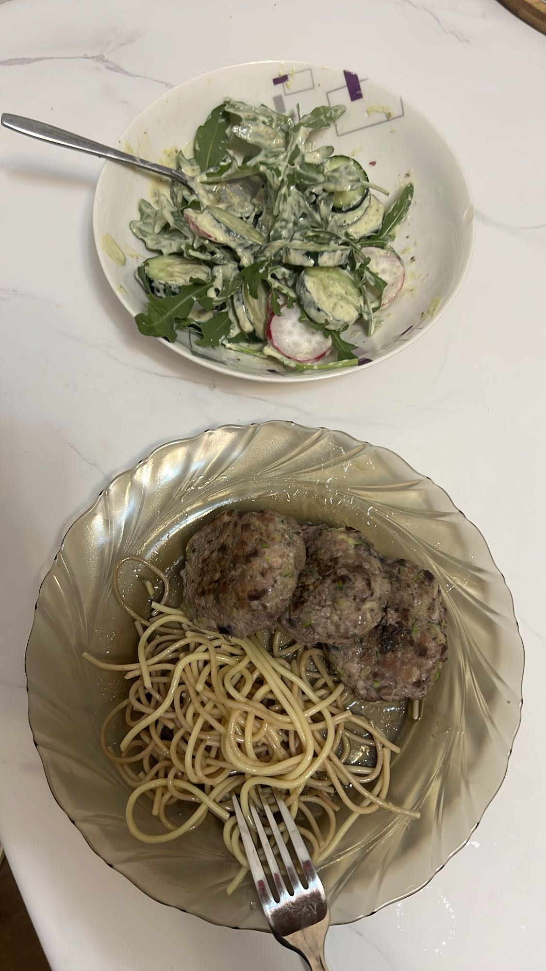 Фрикадельки с макаронами и салатом