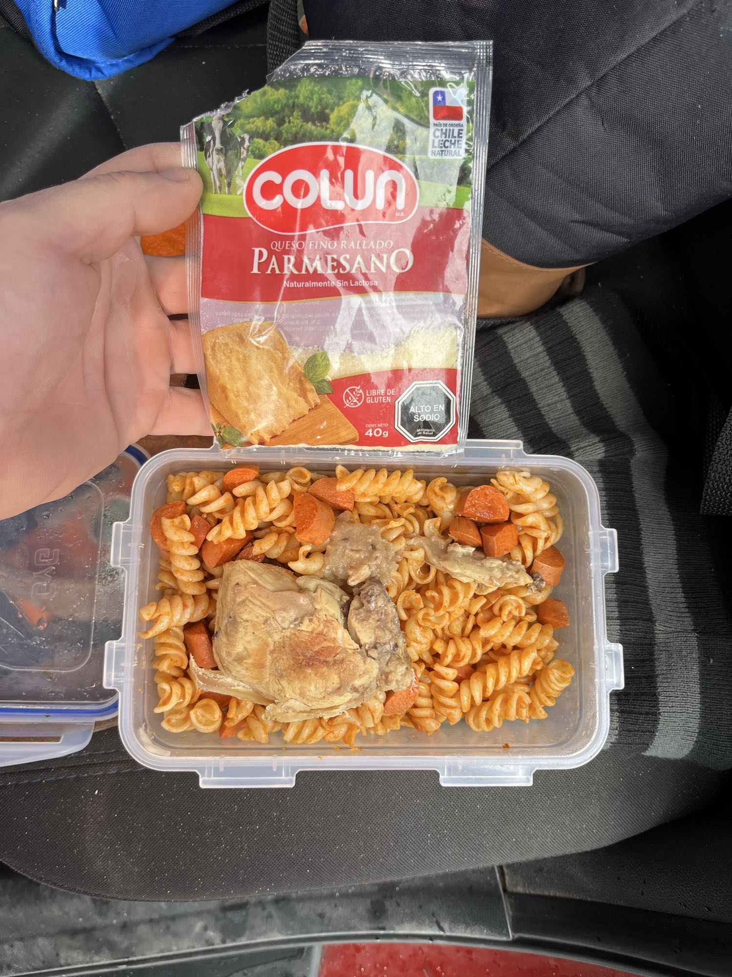 Pasta con pollo y parmesano