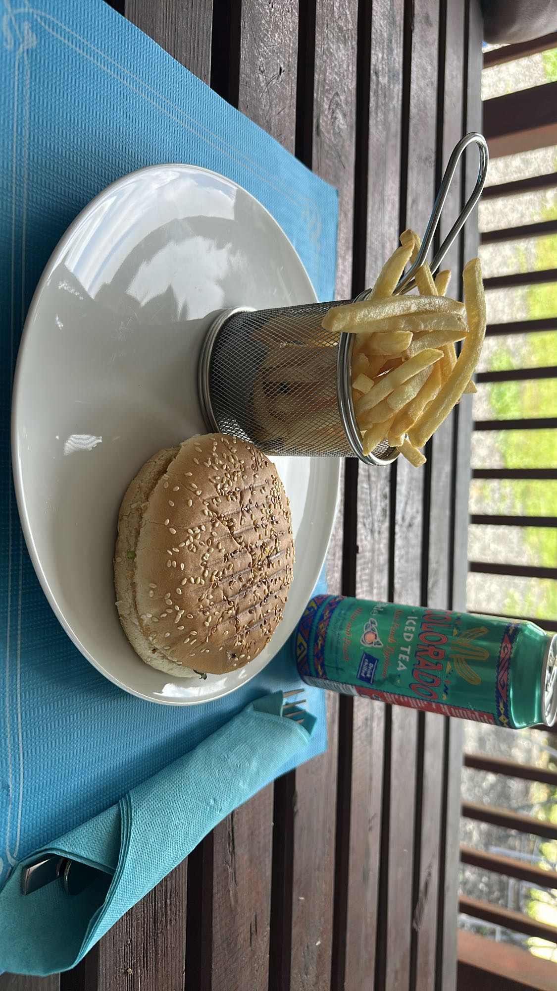 burger, frites et thé glacé