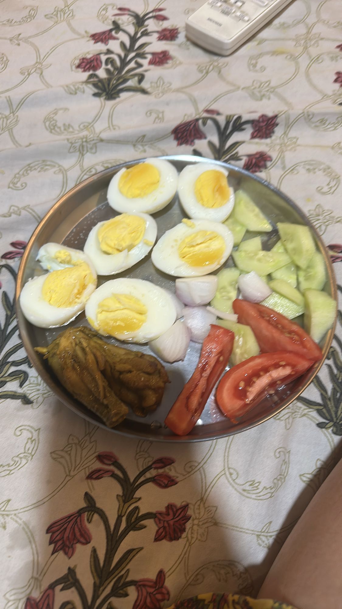 Boiled Eggs with Veggies