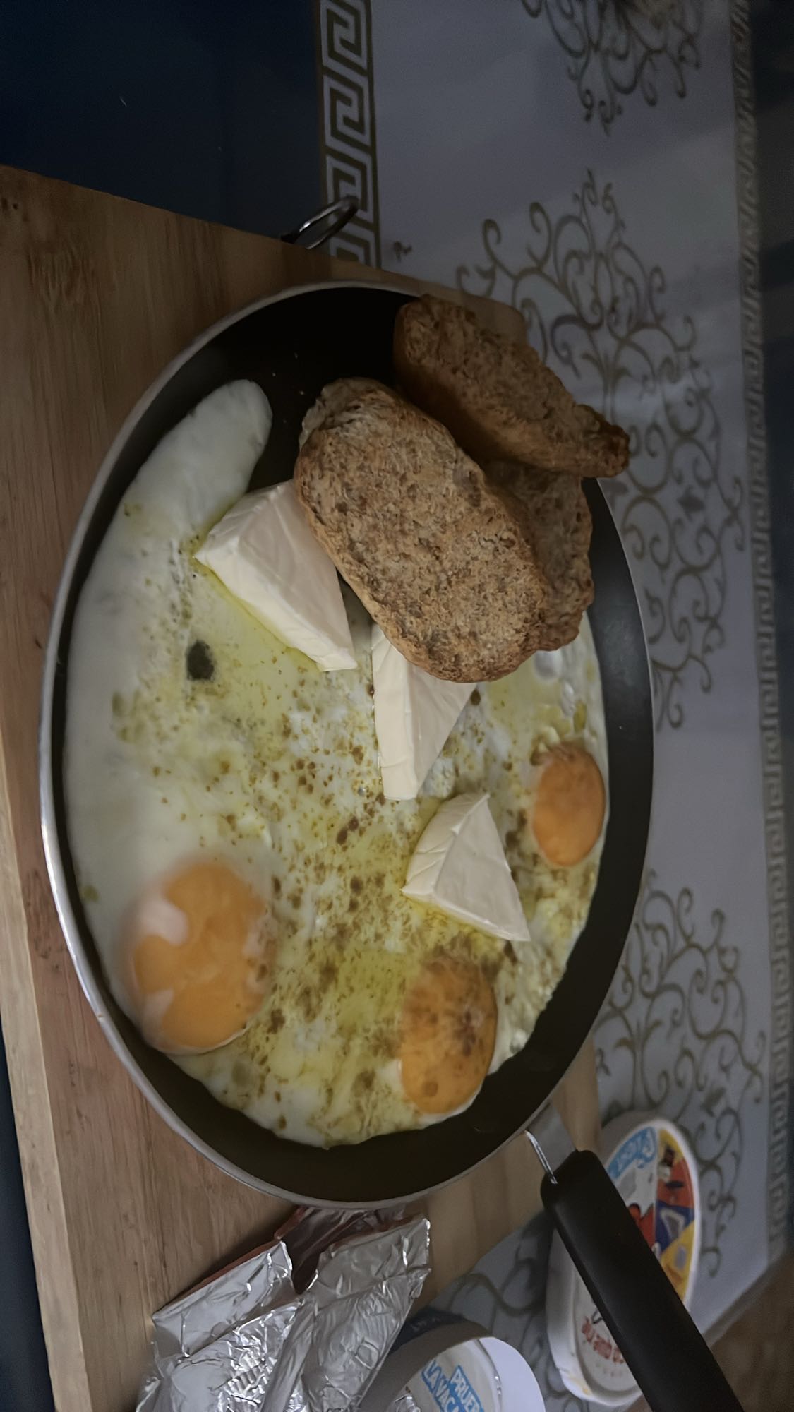 Huevos con pan y queso