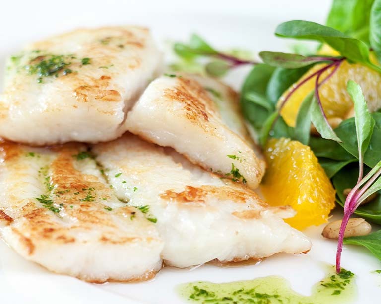 Filete de pescado con ensalada