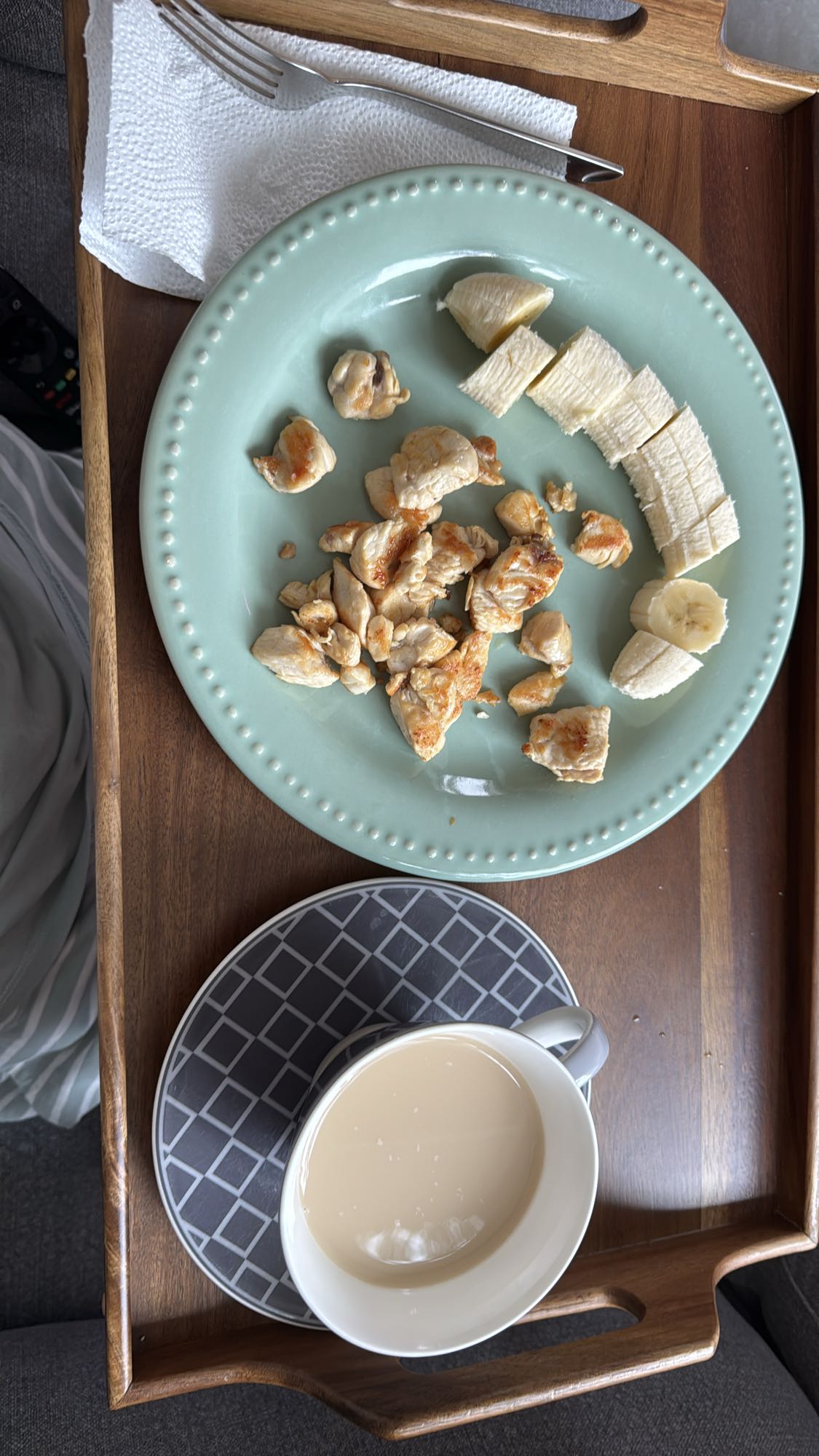 Pollo, plátano y té con leche