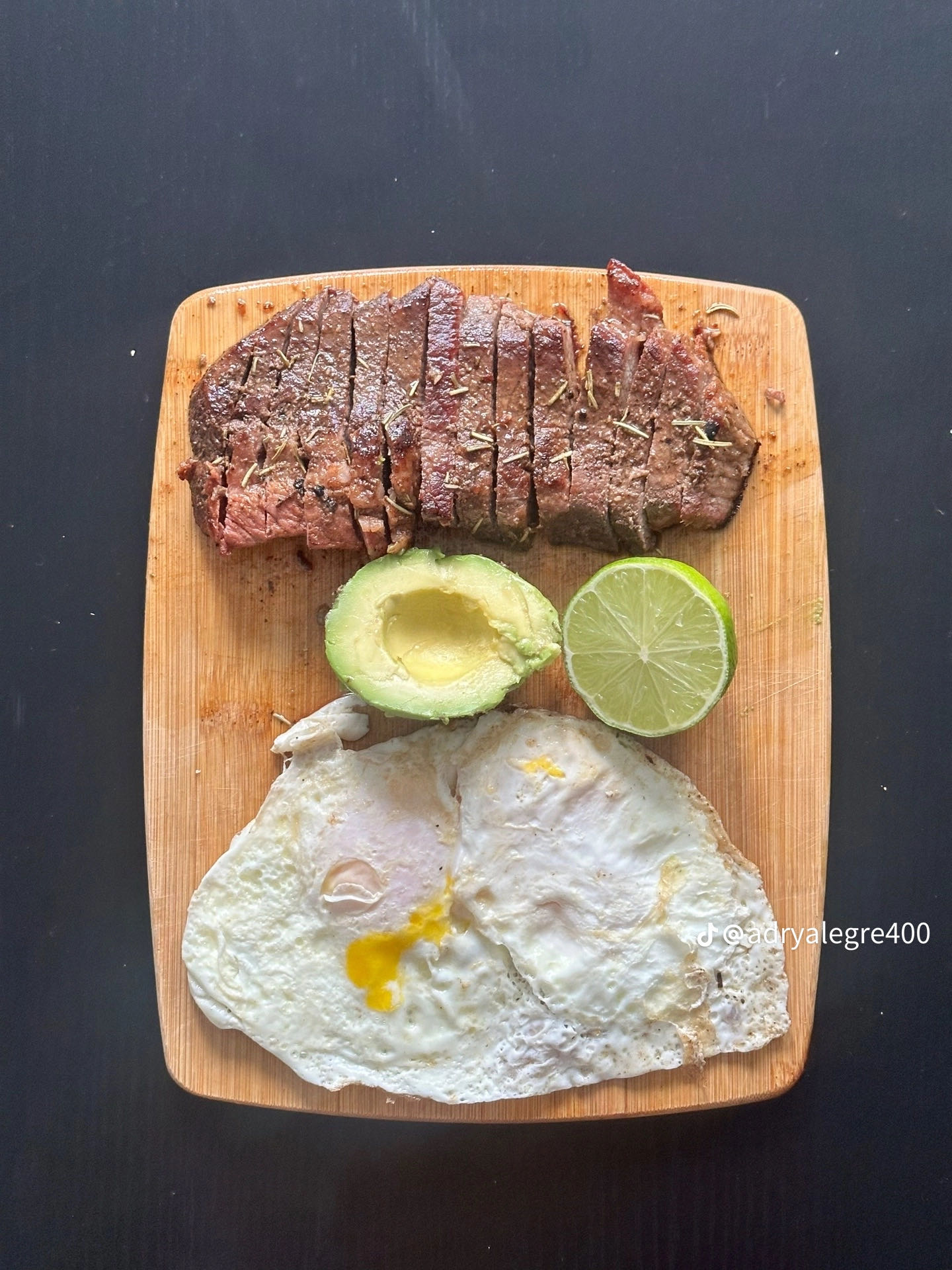 Carne con huevo y aguacate