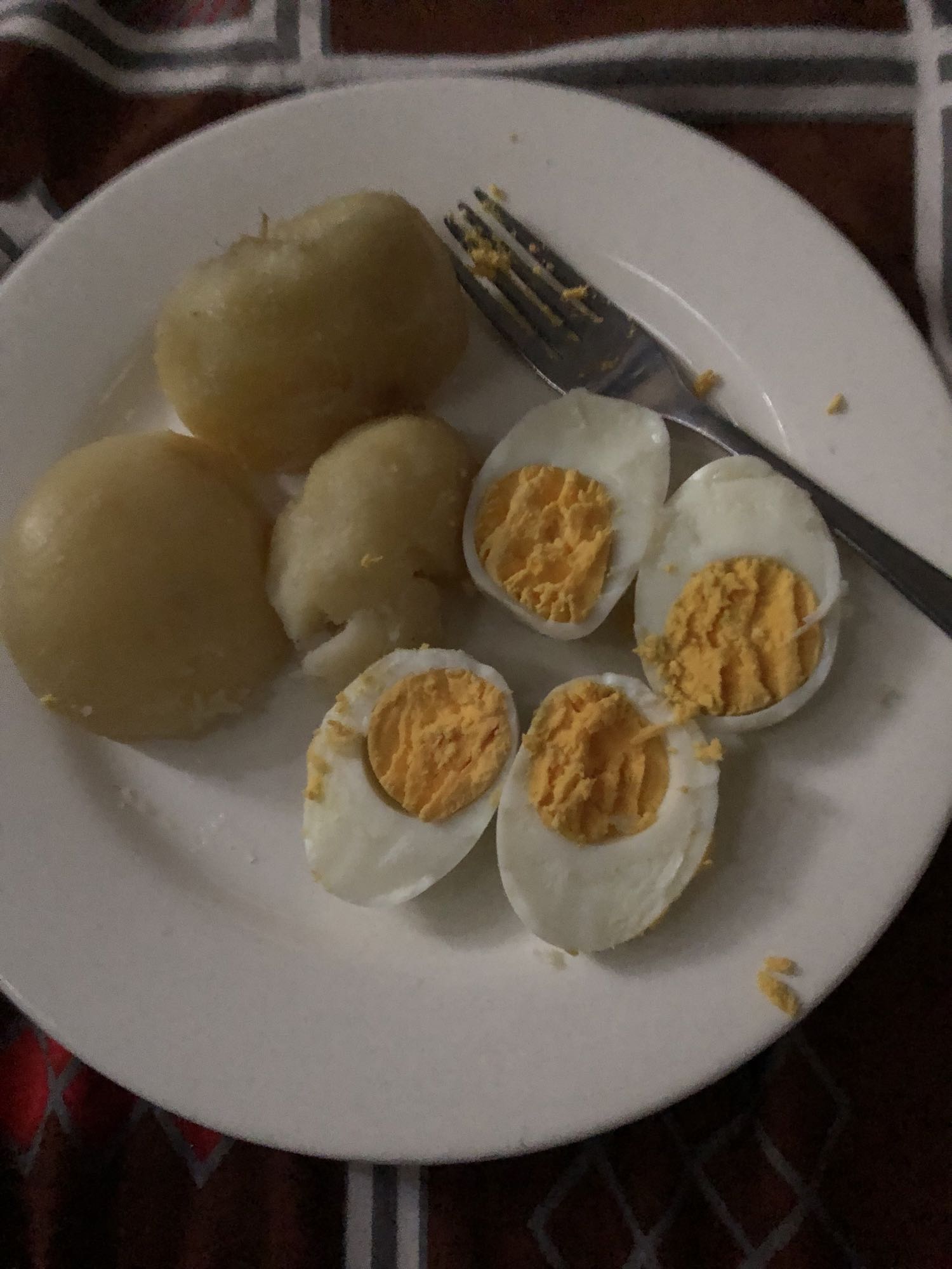 Huevos cocidos y papas