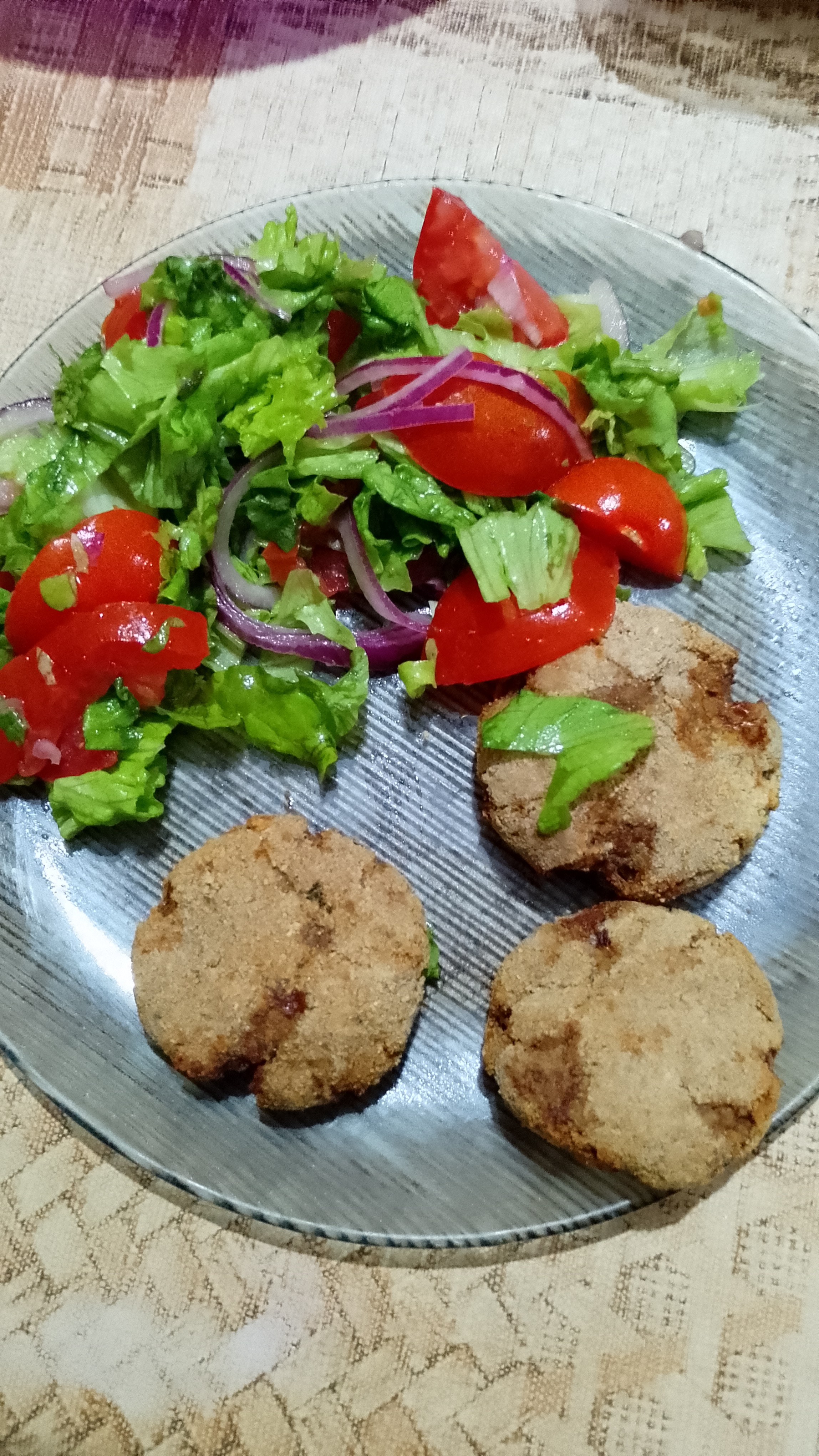 Ensalada y croquetas
