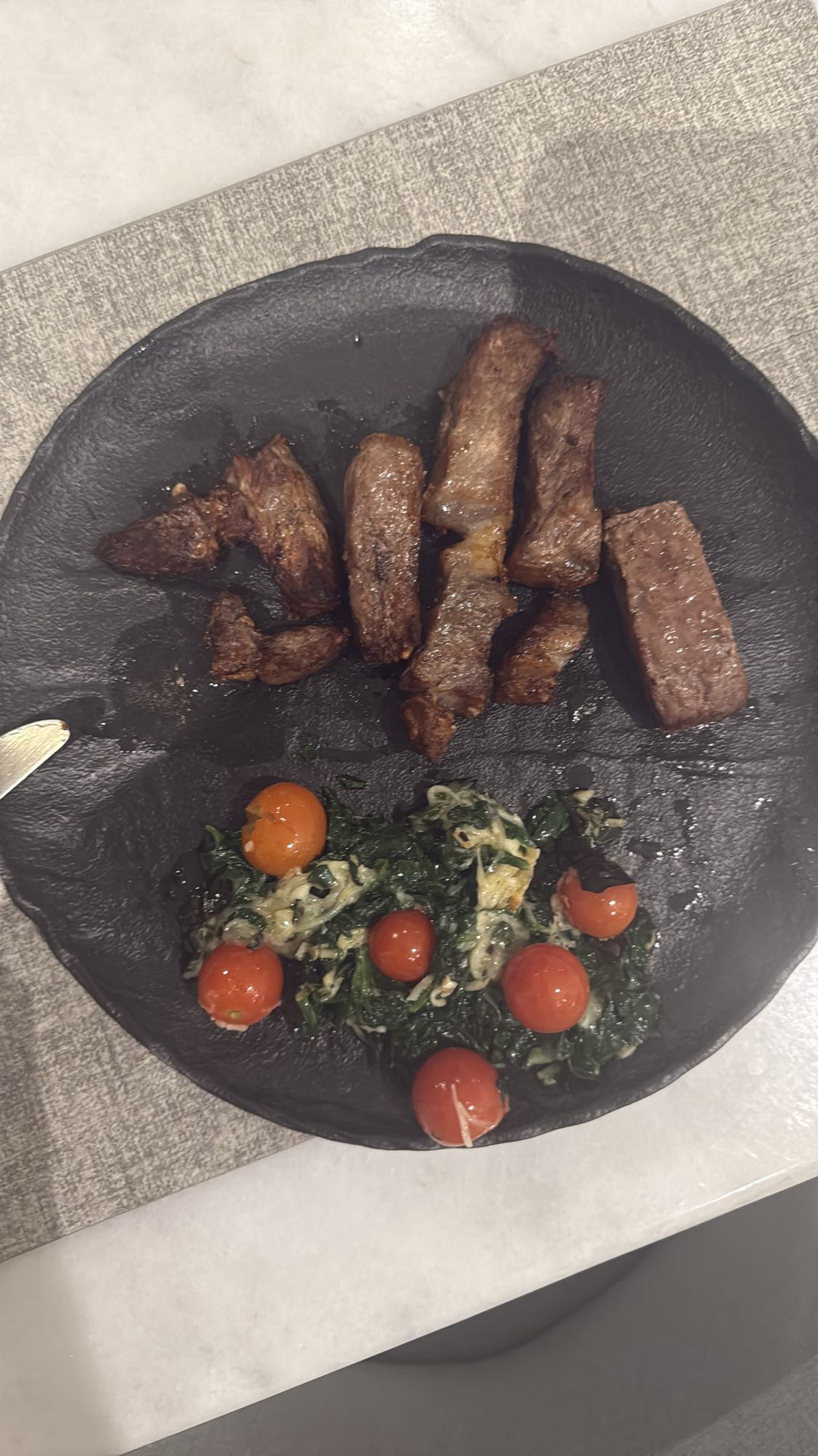 Carne con espinacas y tomate