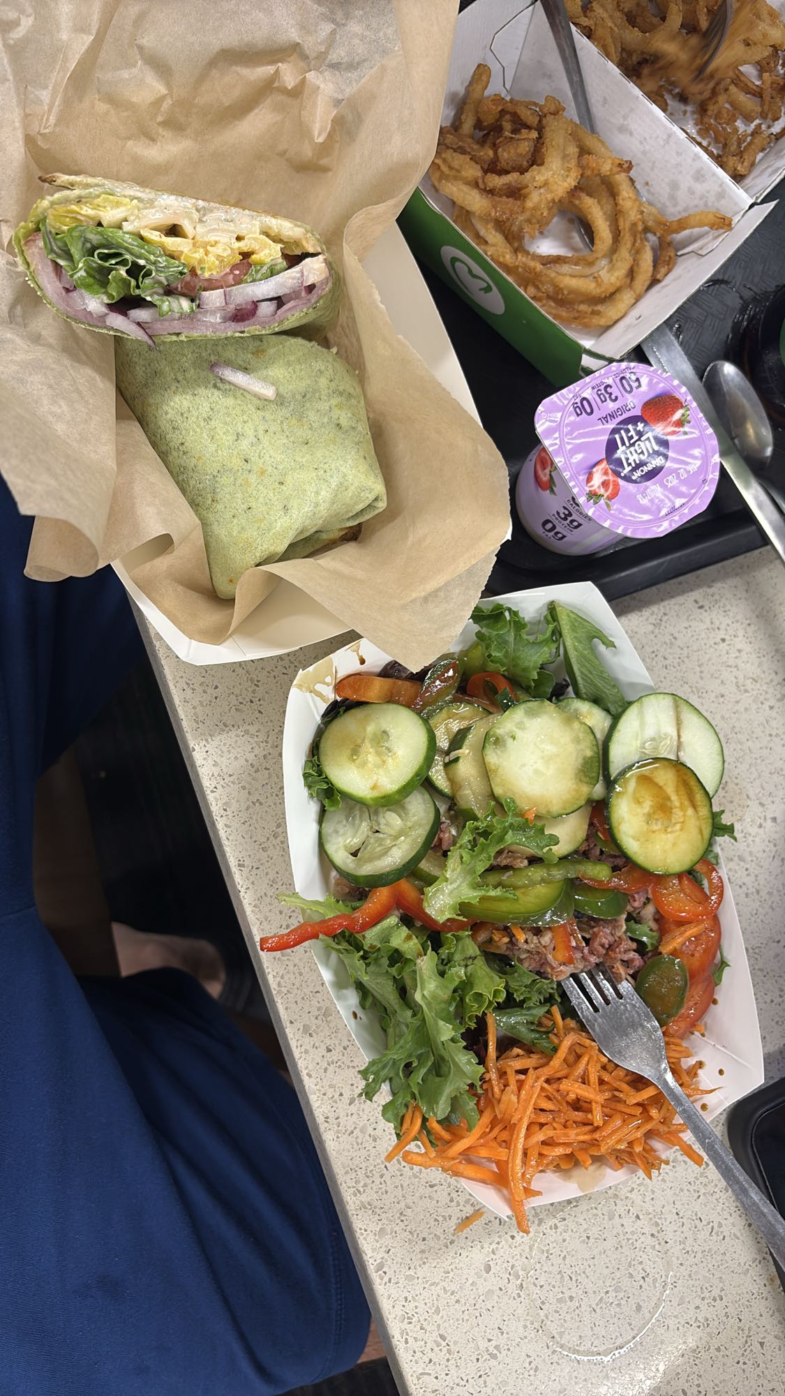 Ensalada y wrap con yogur