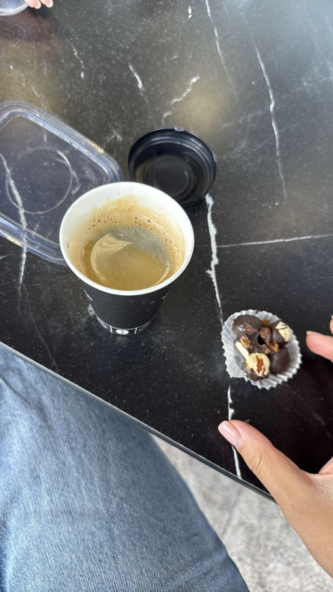 Кофе и орехи в шоколаде