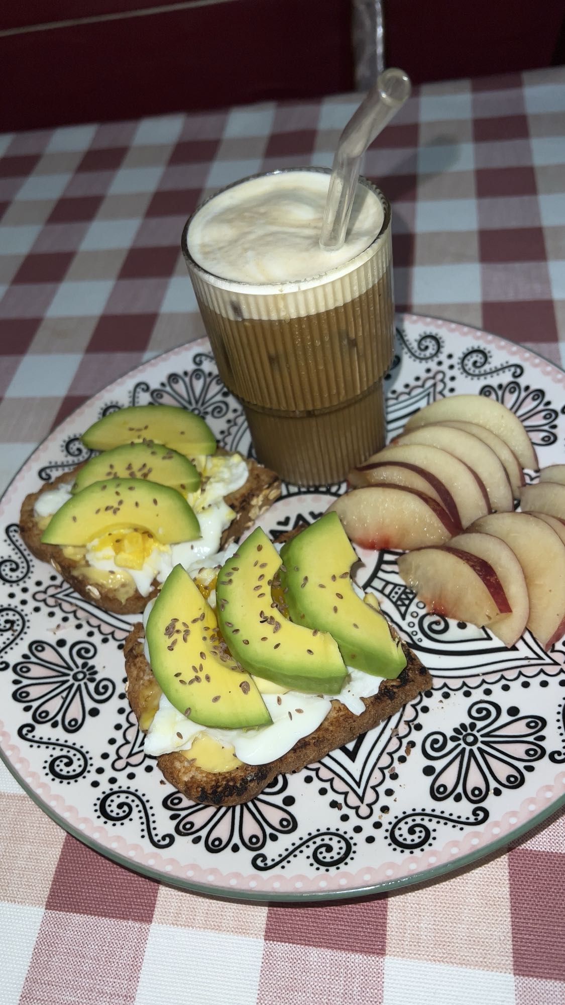 Tartines avocat œuf et pêche