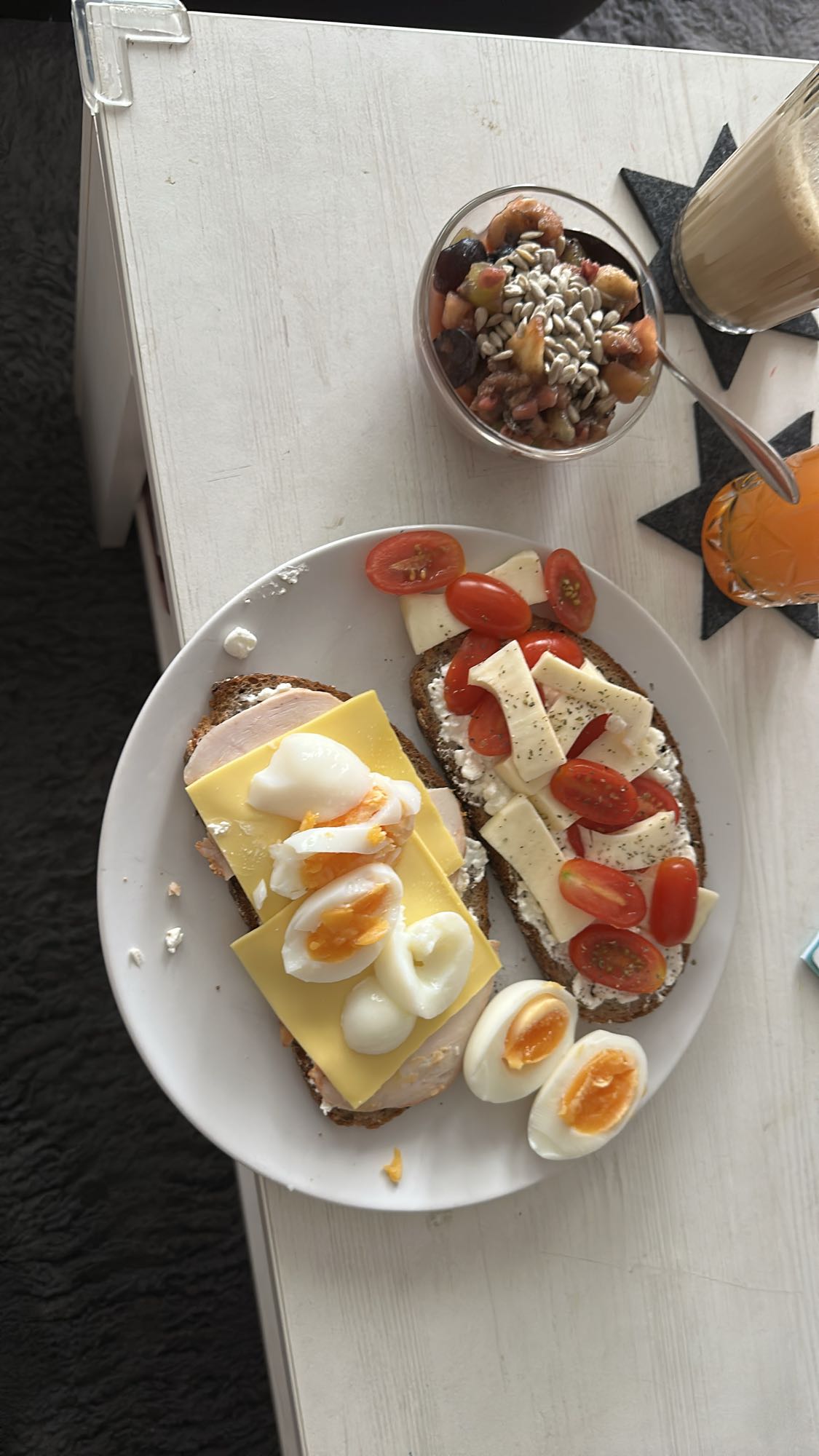 Ontbijt met brood en fruit