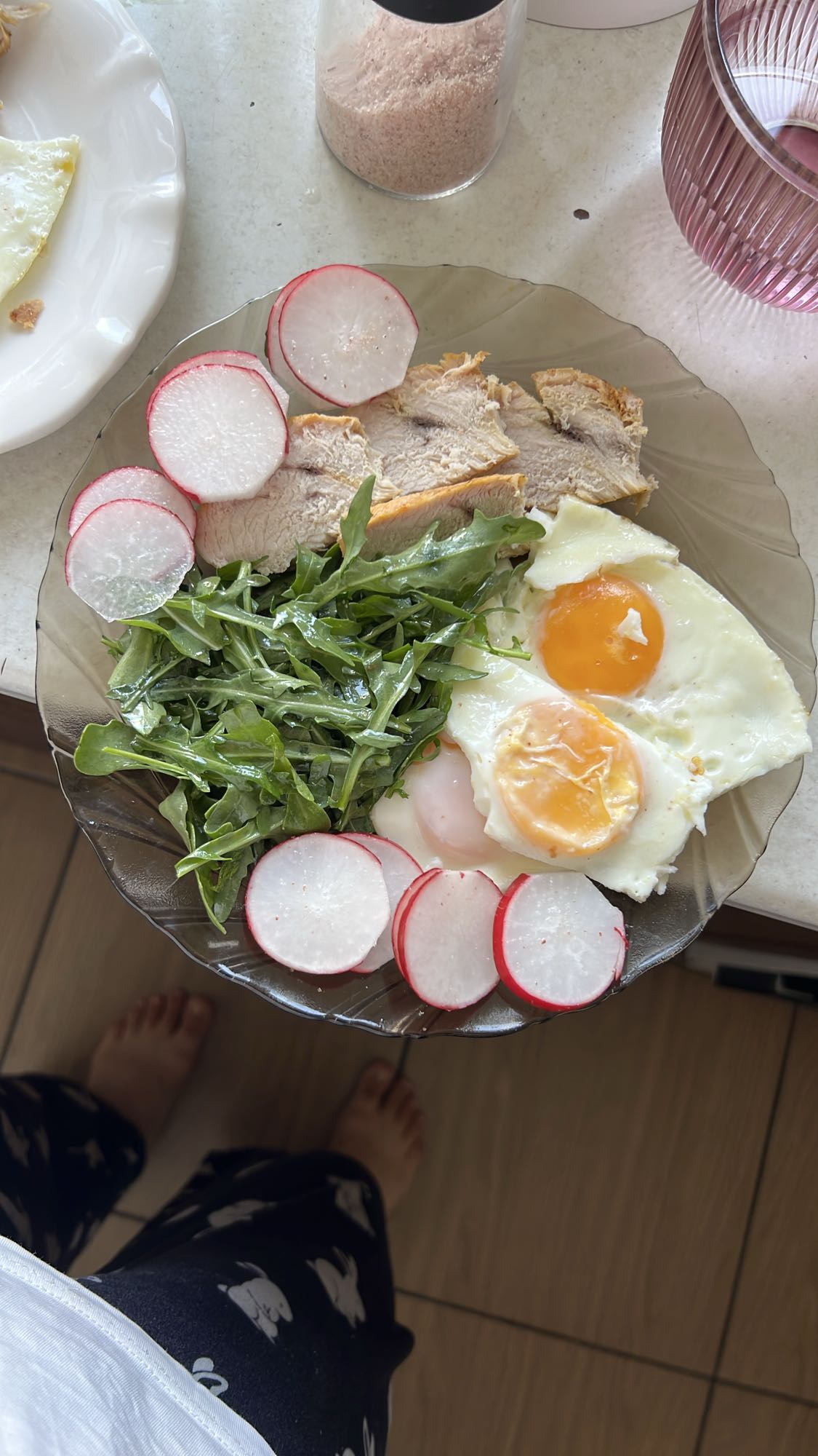 Яйца с курицей и салатом