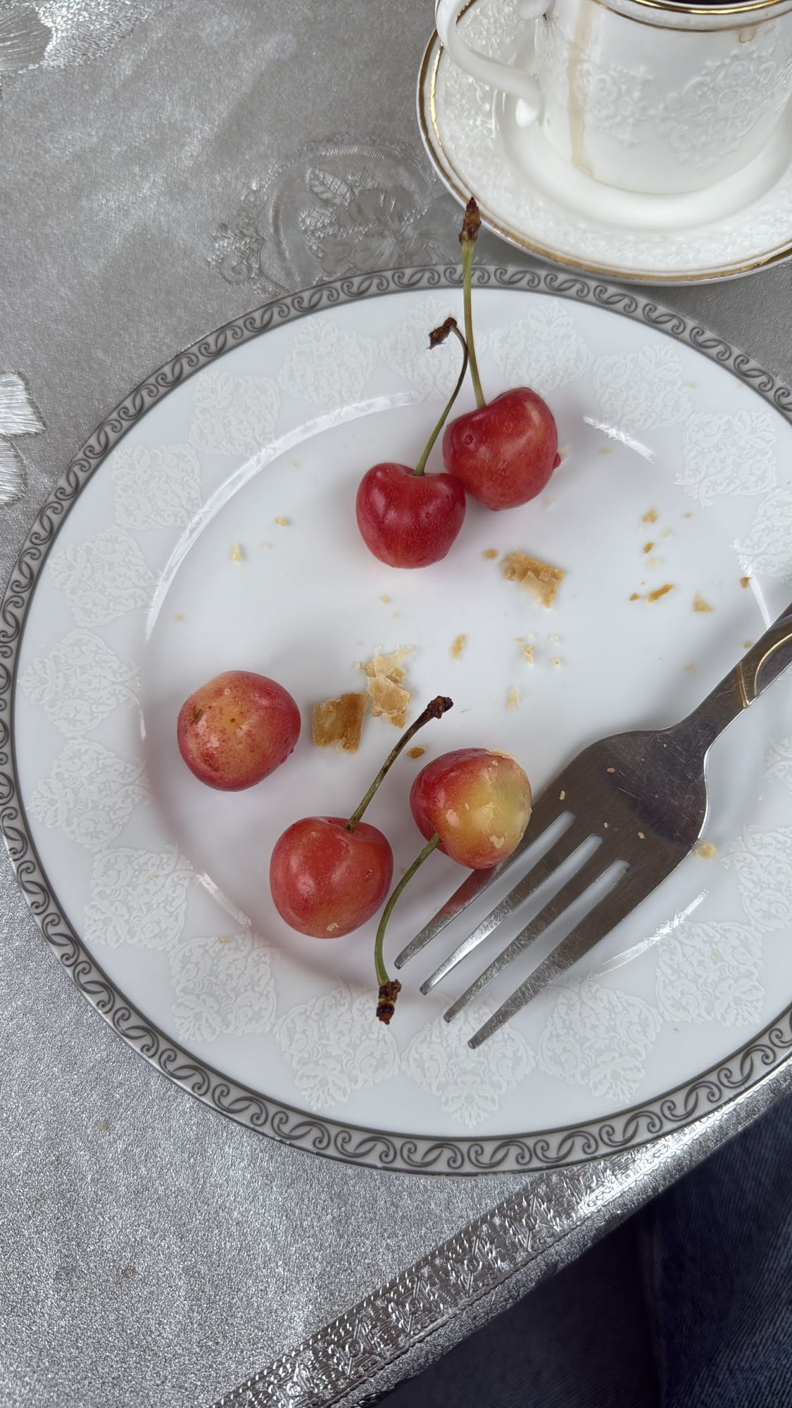 вишня и крошки печенья