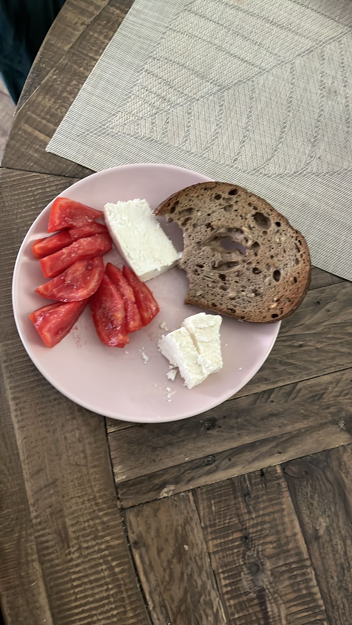 Brânză, roșii și pâine