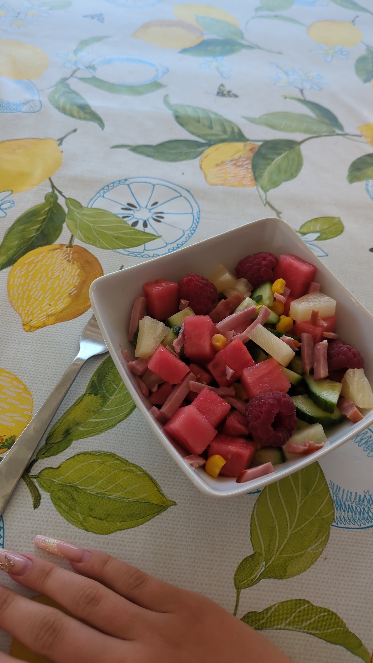 Somrig fruktsallad med skinka