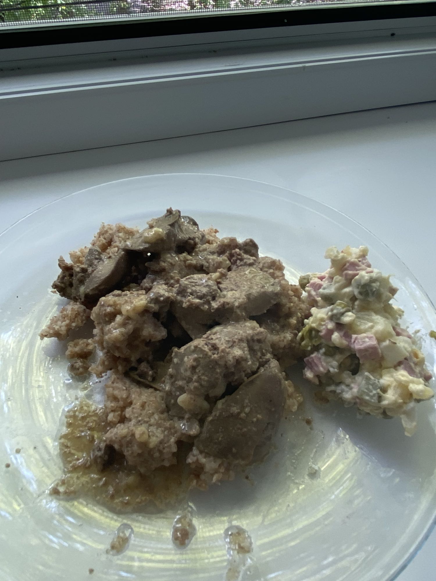 печень с кашей и салатом