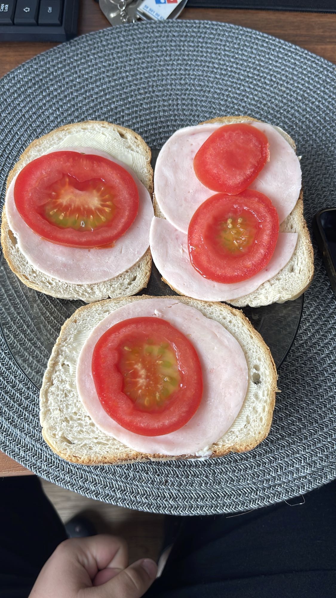 Kanapki z szynką i pomidorem