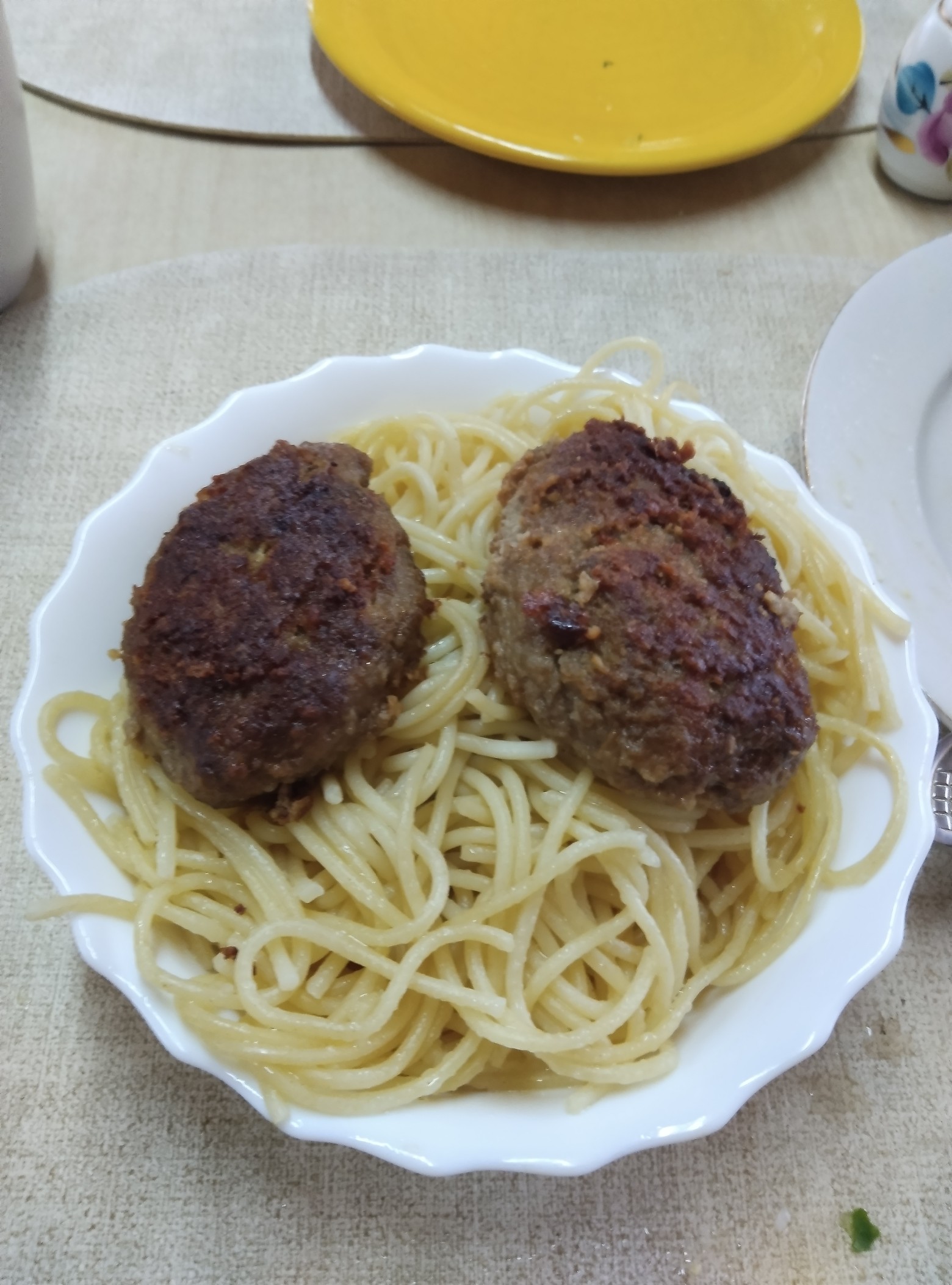 Spaghetti with meat patties