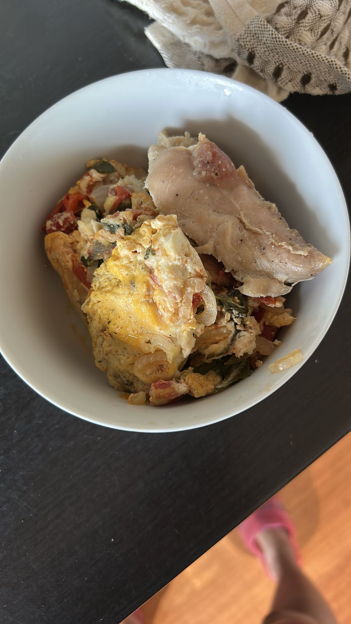 Omletă cu baby spanac, telemea și mușchiuleț de pui