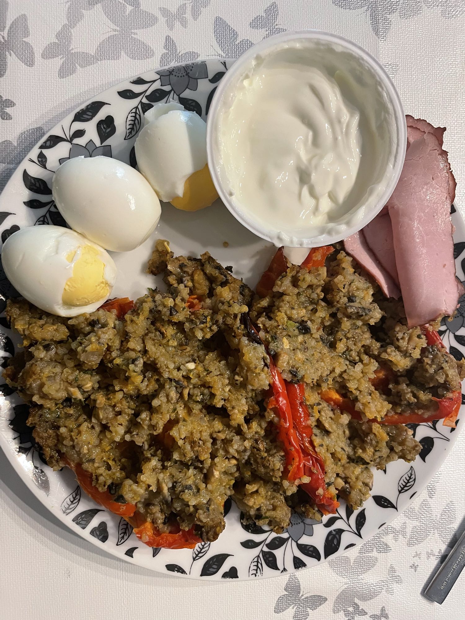 Quinoa, Rote Paprika mit Ei und griechischem Joghurt