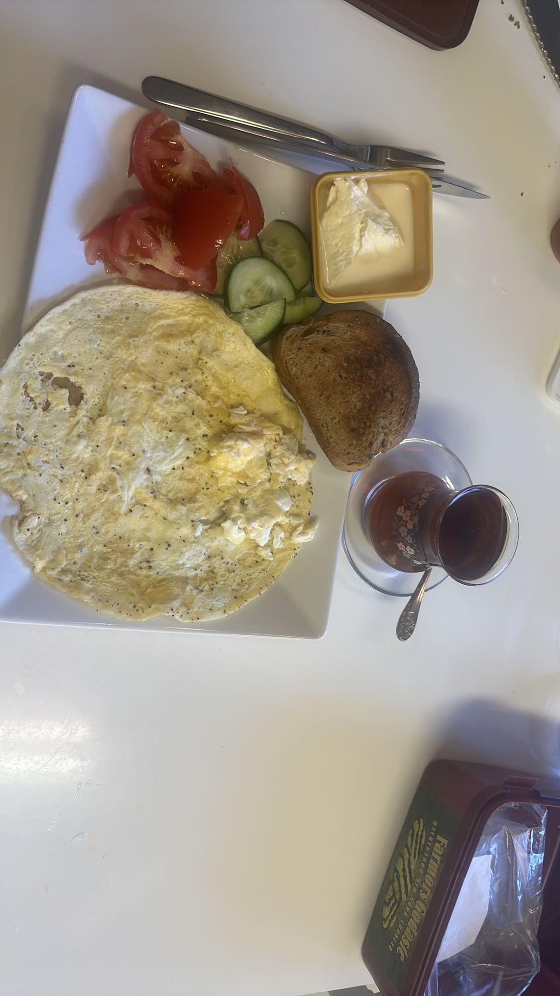 Omelettfrukost tallrik