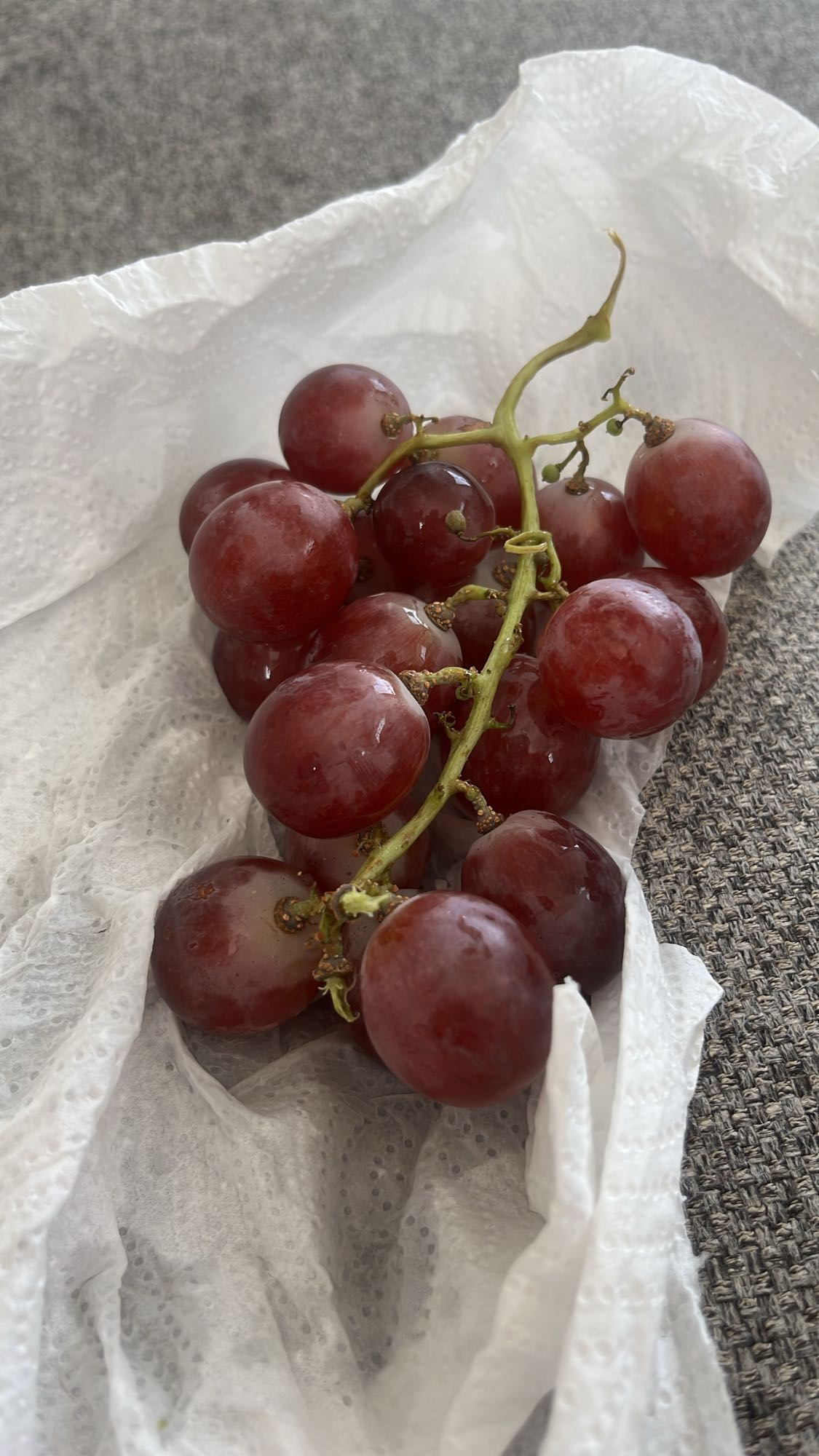 Struguri roșii proaspeți