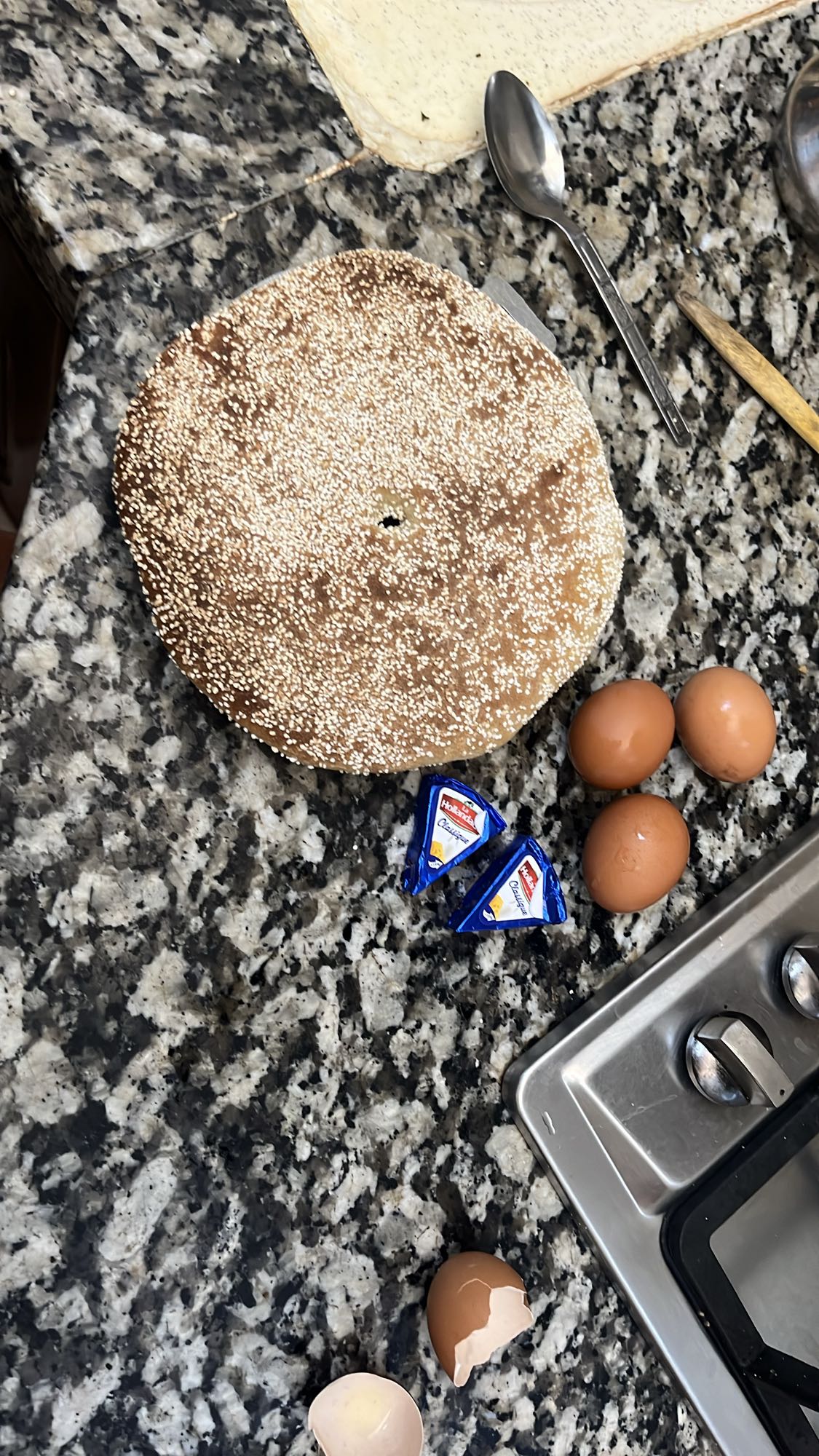 Petit-déjeuner pain œufs fromage