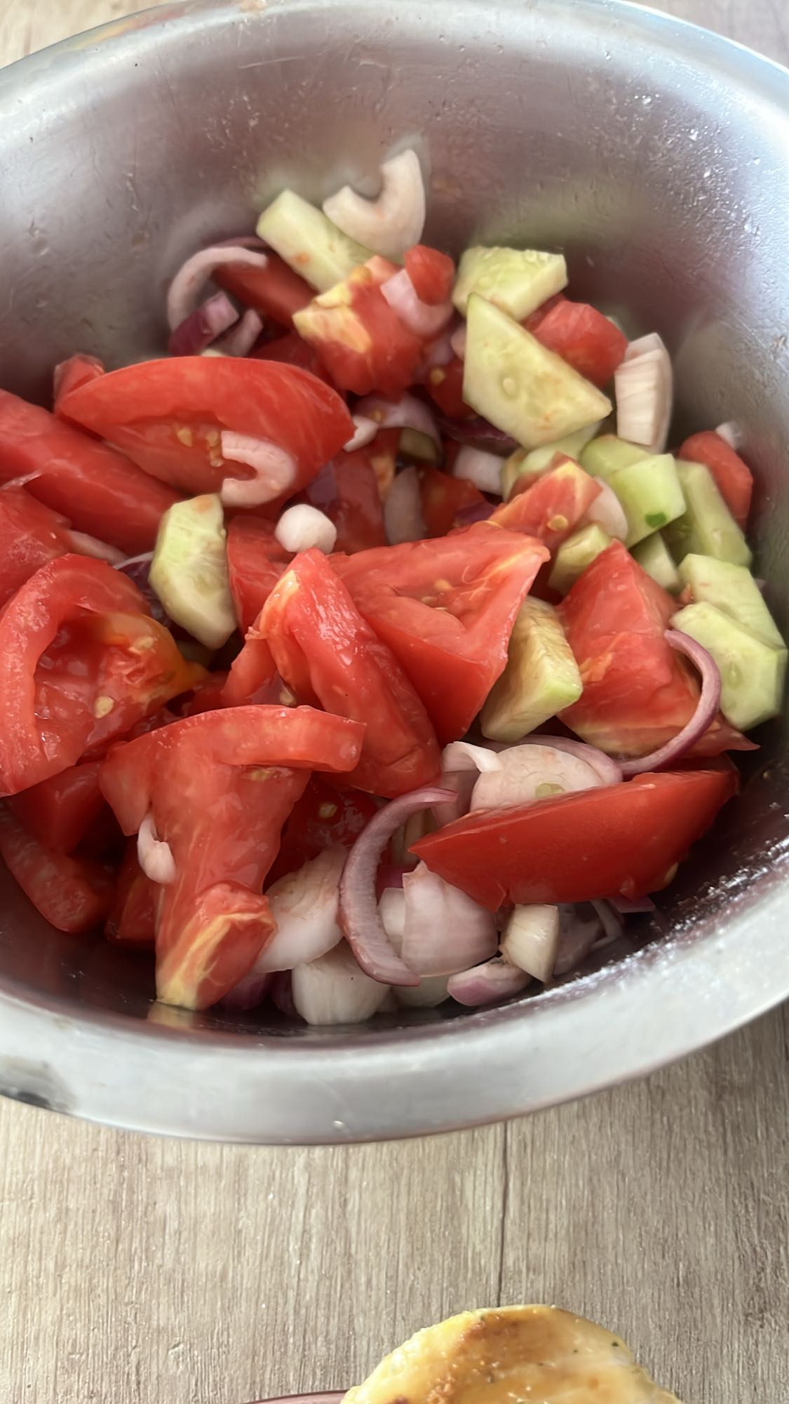 Salată de roșii și castraveți