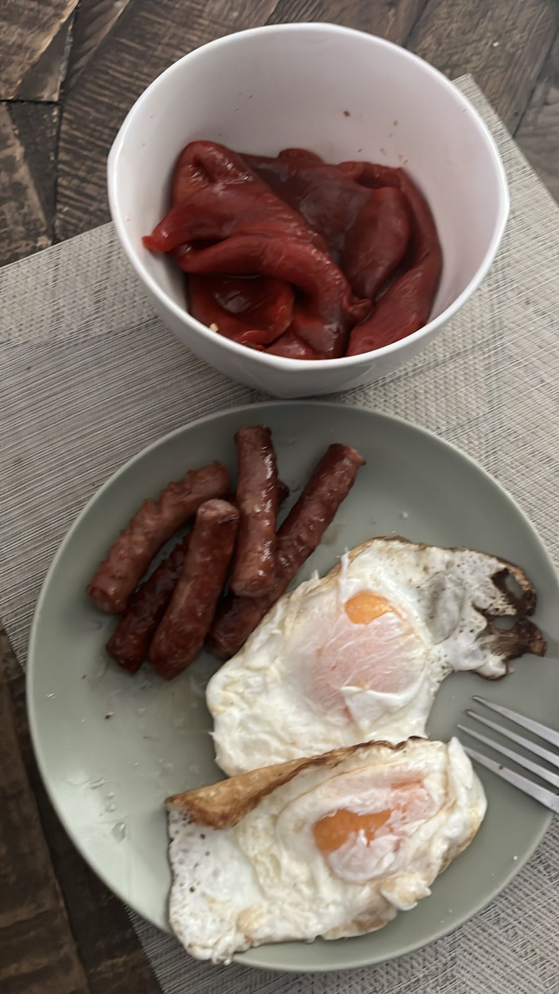 Mic dejun cu ouă și cârnați