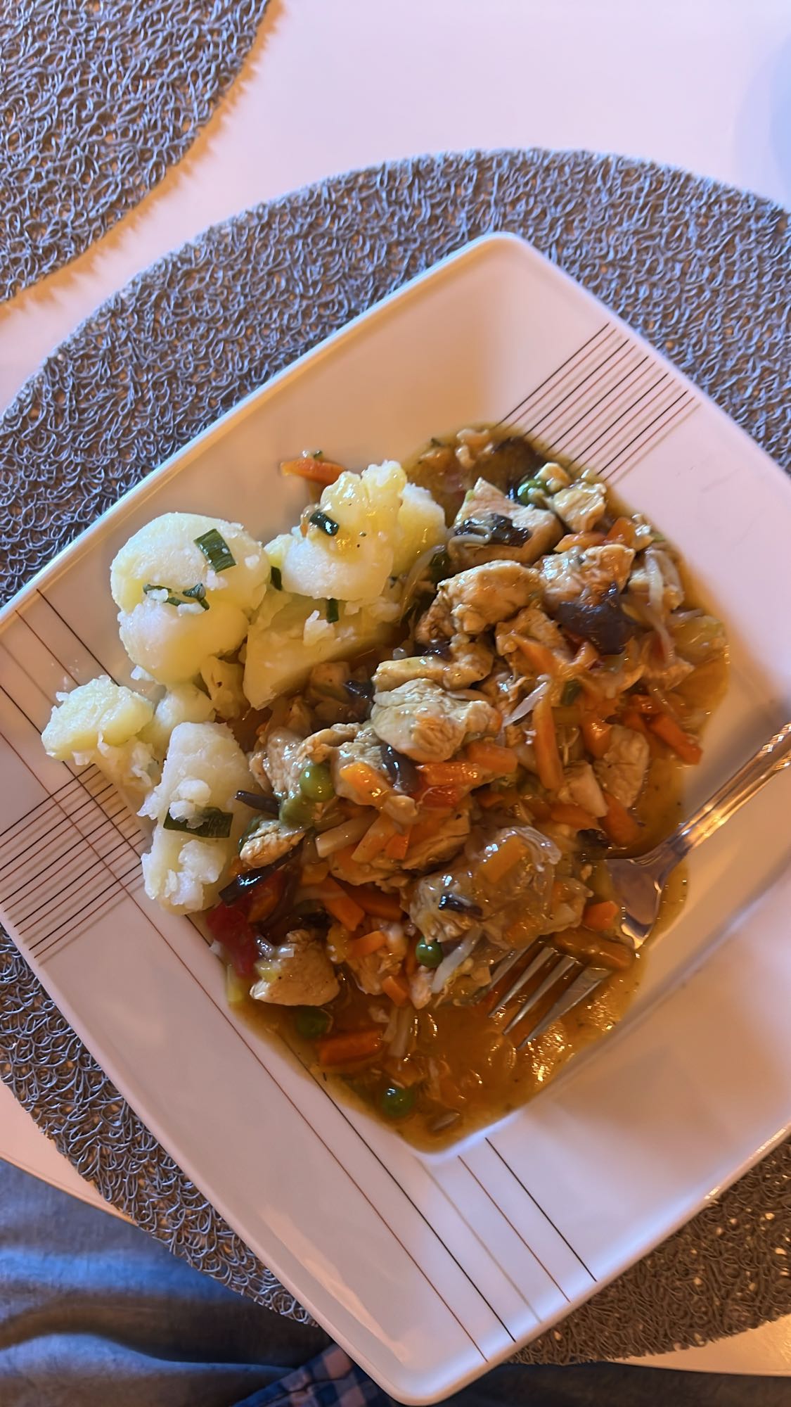 Pierś z indyka z warzywami i ziemniakami