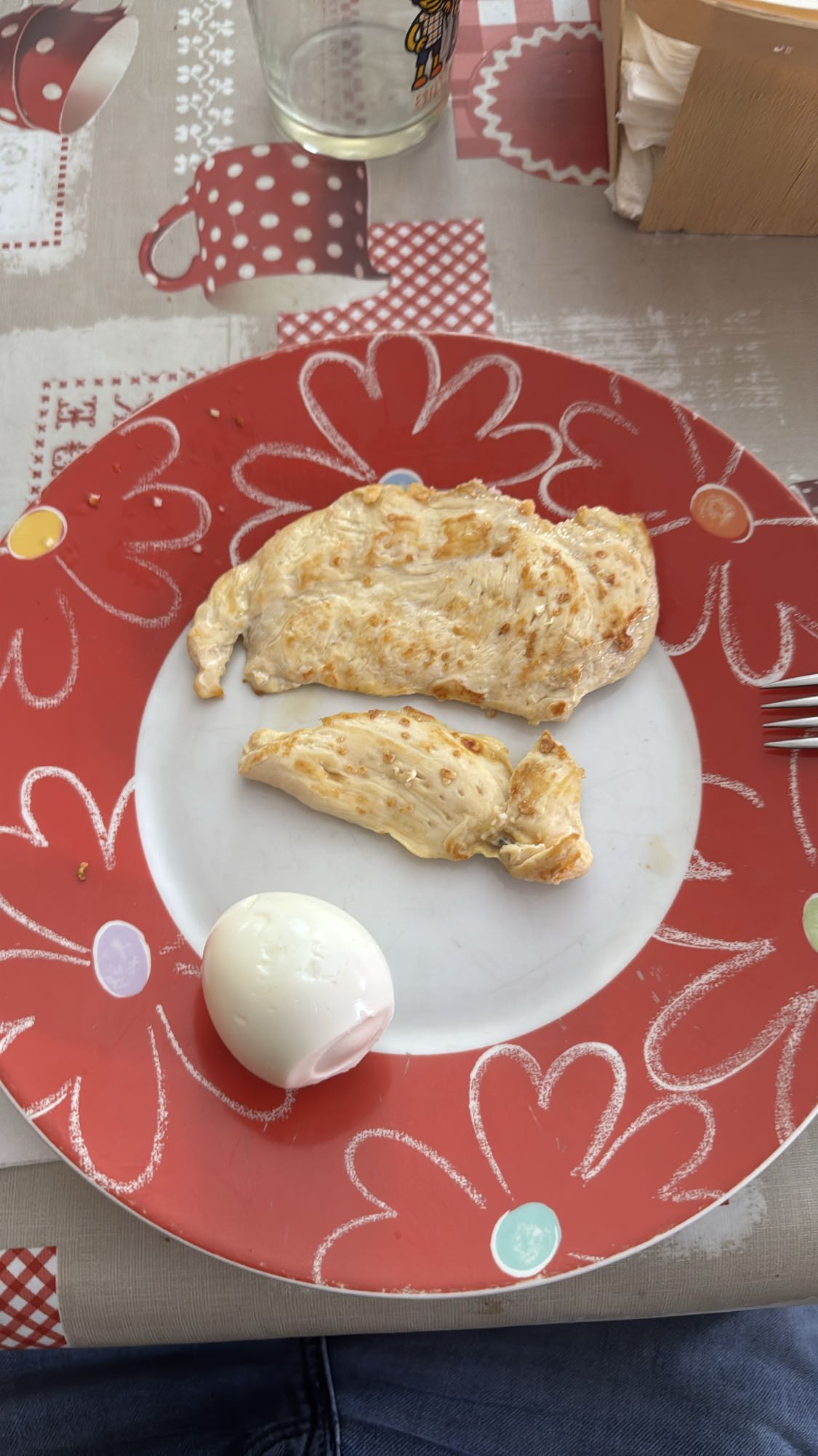 Pollo y huevo cocido