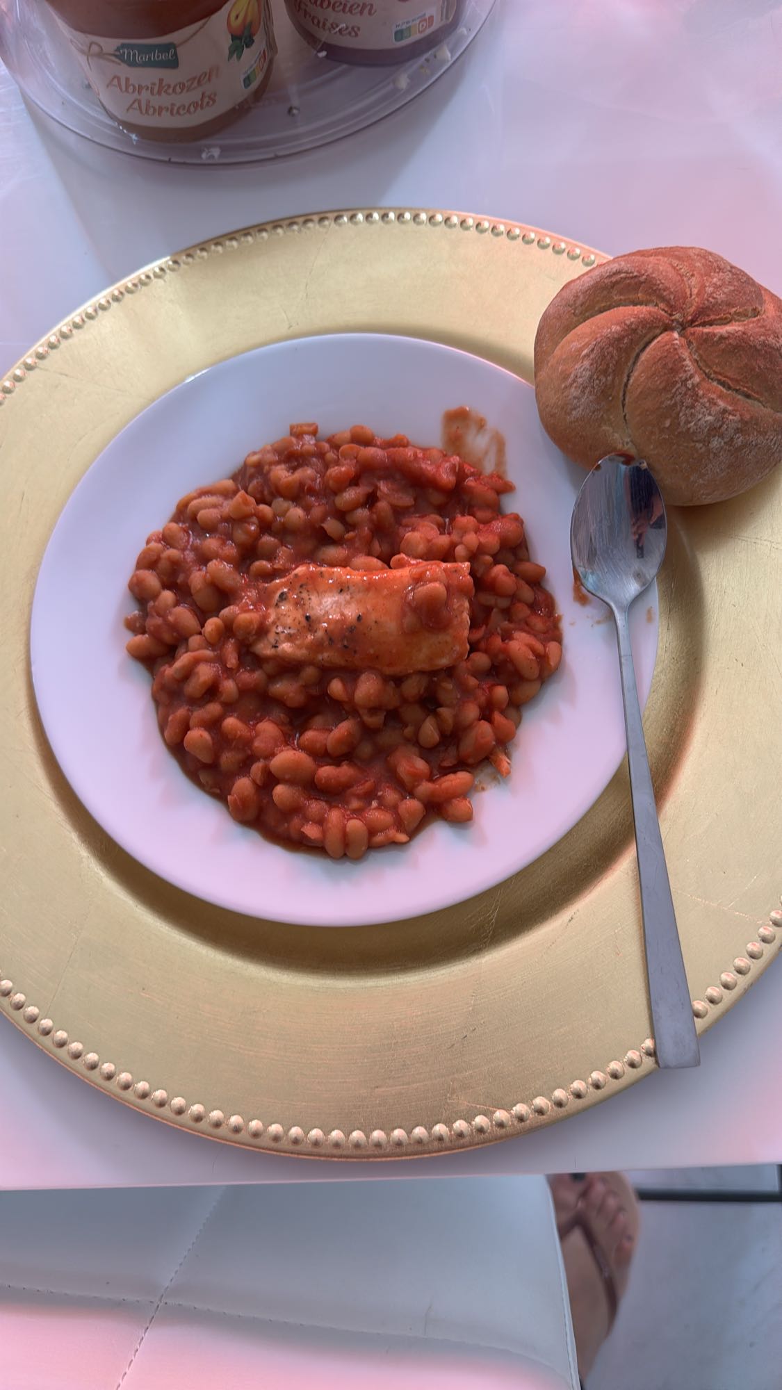 Witte bonen in tomatensaus met broodje