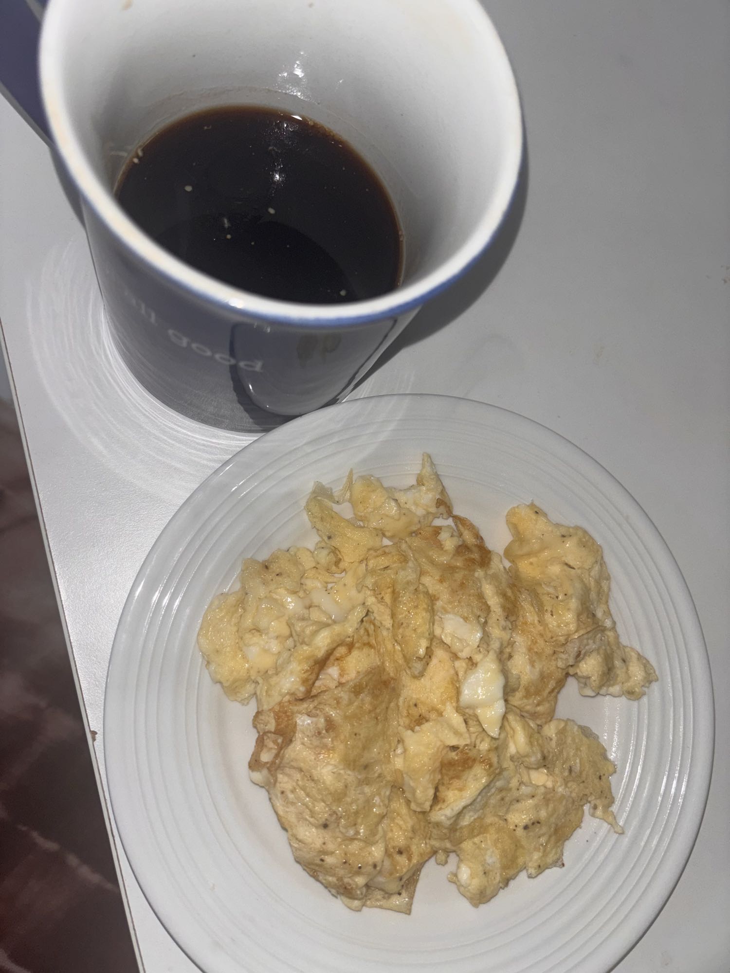 Huevos revueltos y café