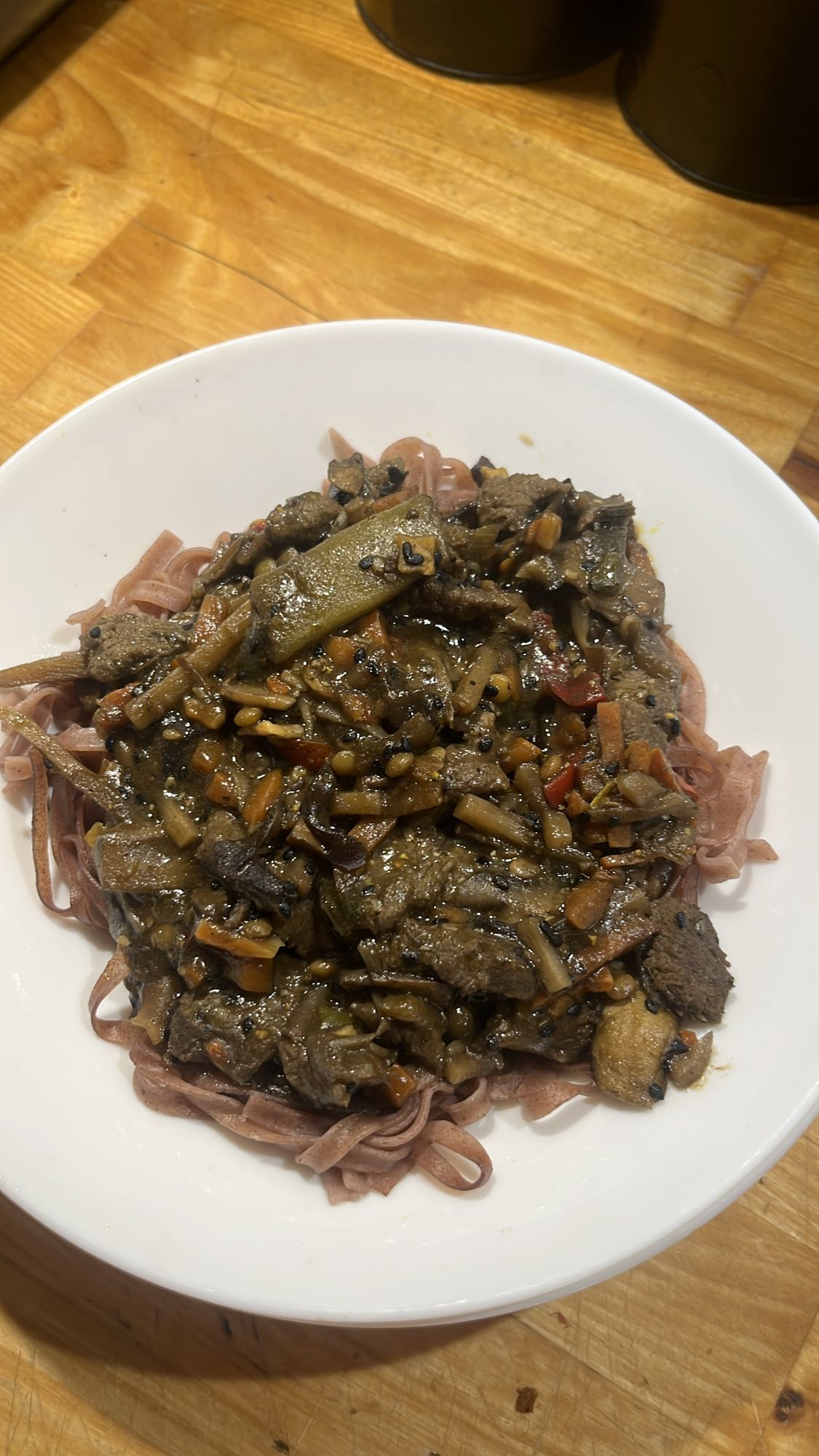 Makaron z wołowiną i warzywami